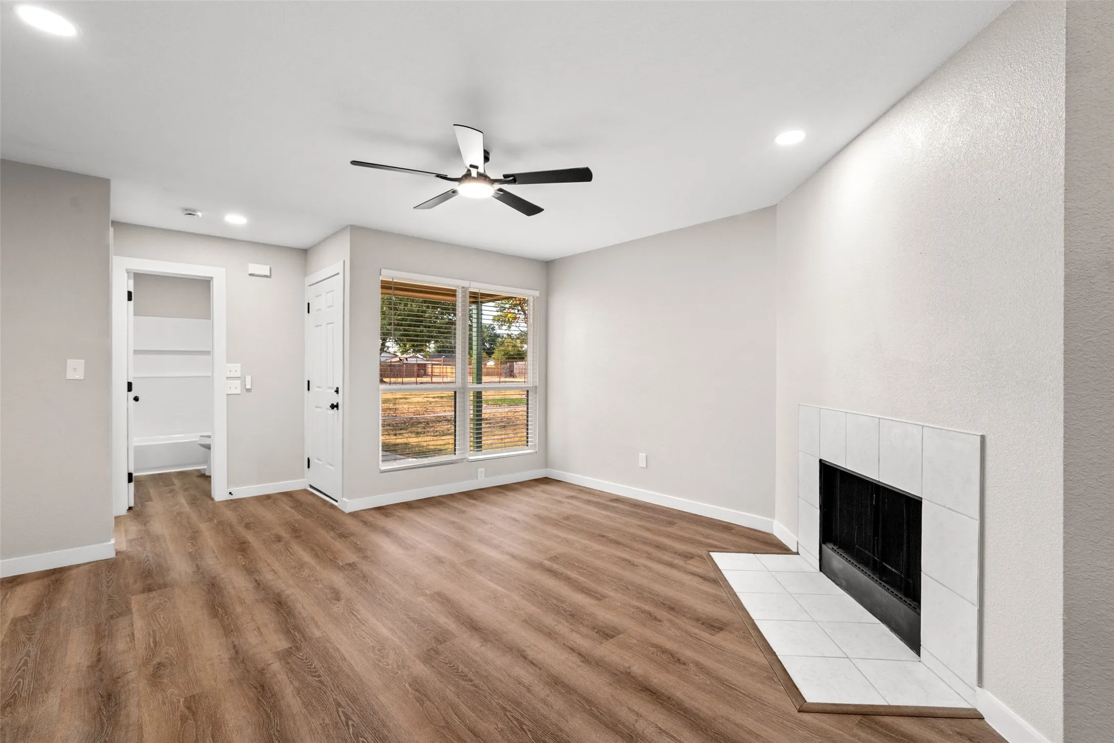 Single Family Residence For Sale in Dallas County , 3647 Clubview Drive, Garland, Texas 75044, 3 Bedroom, 3 Bathroom, 2 Garage spaces, 1,393 Sqft, built in 1999, mls#21399505, Real Estate Agent in Garland, Homes For Sale in Dallas county, Homes For Sale in Garland, Realtor in Garland Texas, Real Estate Brokerage Independent Realty Texas, Luminita Cordes Realtor