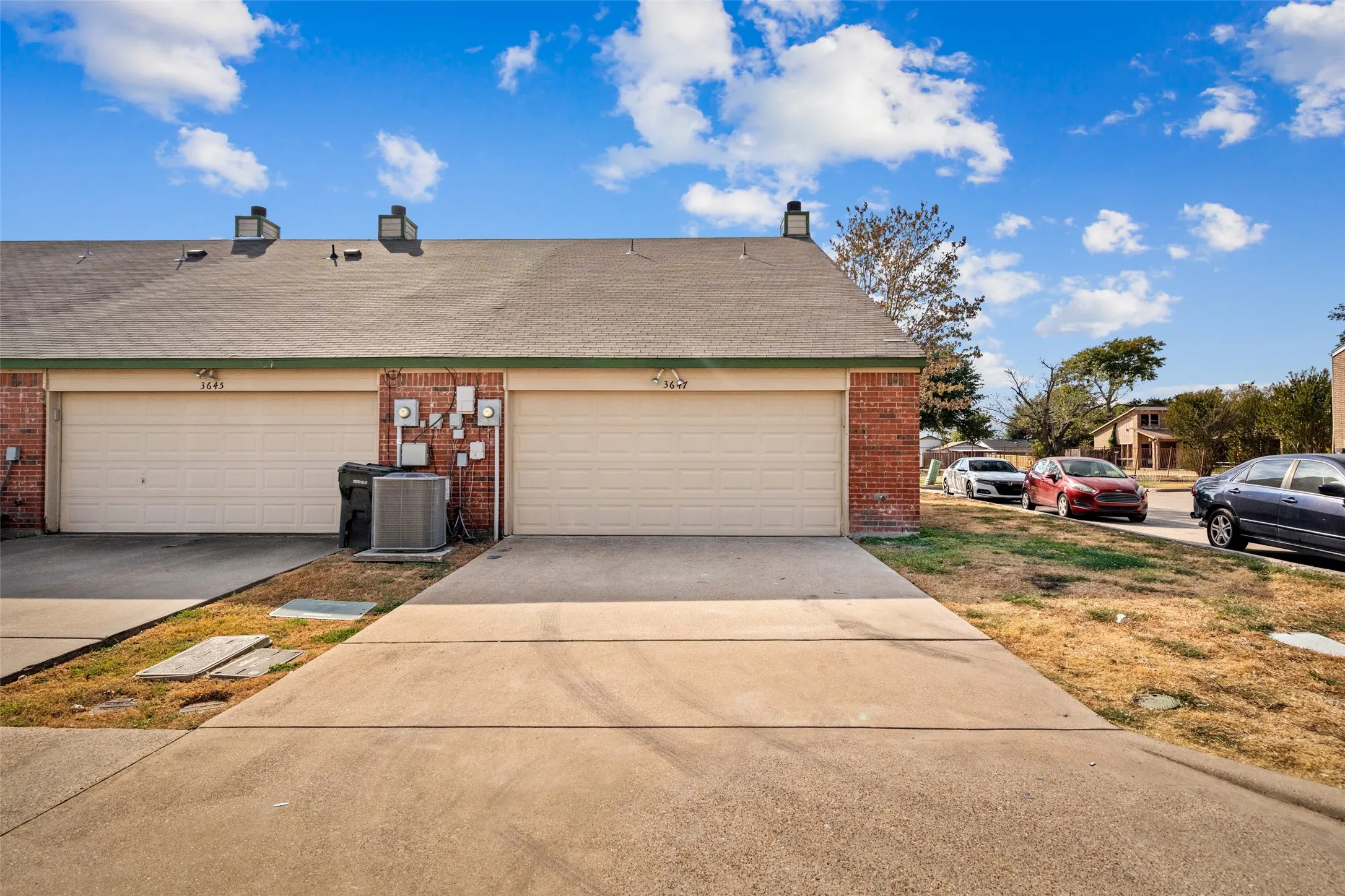 Single Family Residence For Sale in Dallas County , 3647 Clubview Drive, Garland, Texas 75044, 3 Bedroom, 3 Bathroom, 2 Garage spaces, 1,393 Sqft, built in 1999, mls#21399505, Real Estate Agent in Garland, Homes For Sale in Dallas county, Homes For Sale in Garland, Realtor in Garland Texas, Real Estate Brokerage Independent Realty Texas, Luminita Cordes Realtor