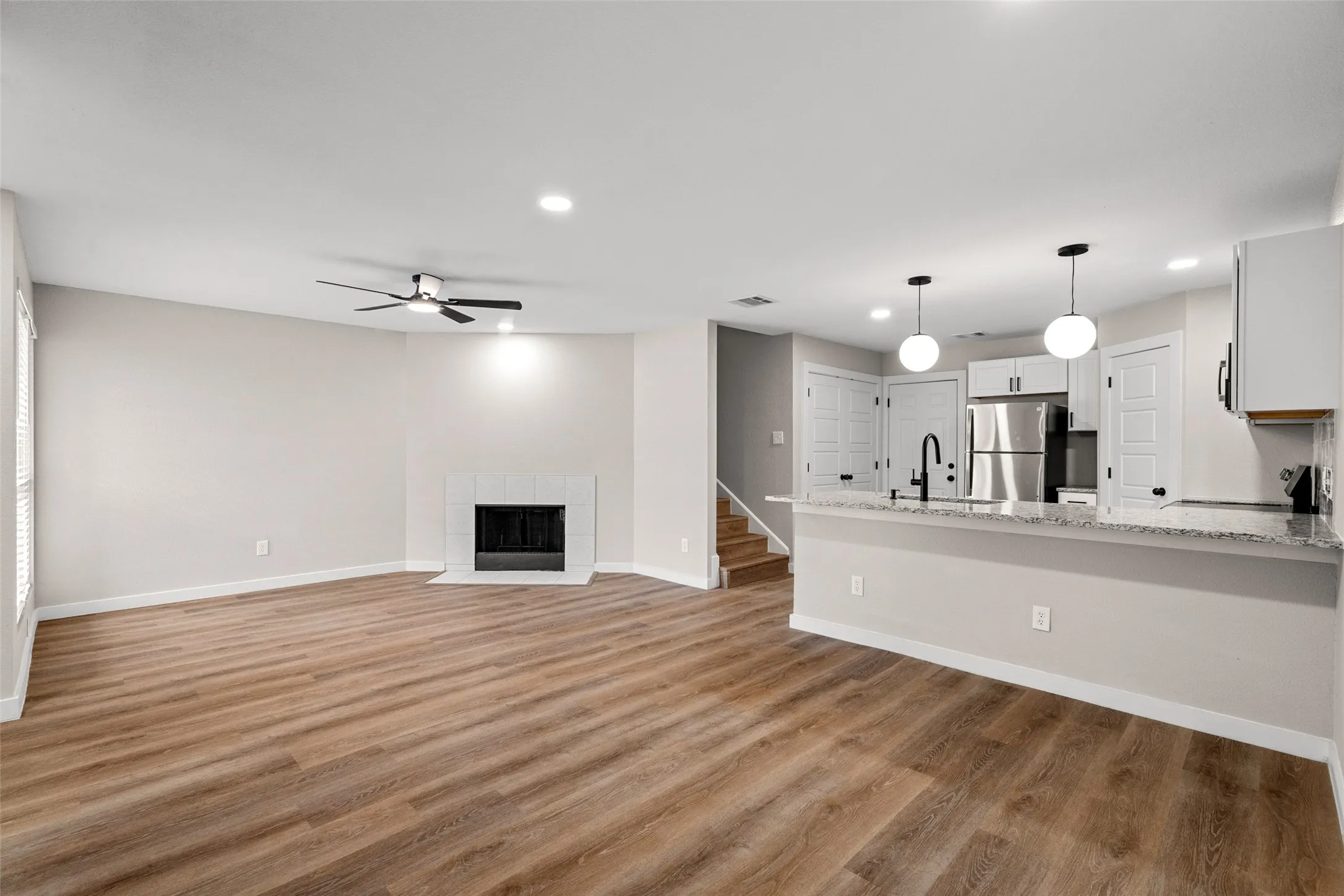 Single Family Residence For Sale in Dallas County , 3647 Clubview Drive, Garland, Texas 75044, 3 Bedroom, 3 Bathroom, 2 Garage spaces, 1,393 Sqft, built in 1999, mls#21399505, Real Estate Agent in Garland, Homes For Sale in Dallas county, Homes For Sale in Garland, Realtor in Garland Texas, Real Estate Brokerage Independent Realty Texas, Luminita Cordes Realtor