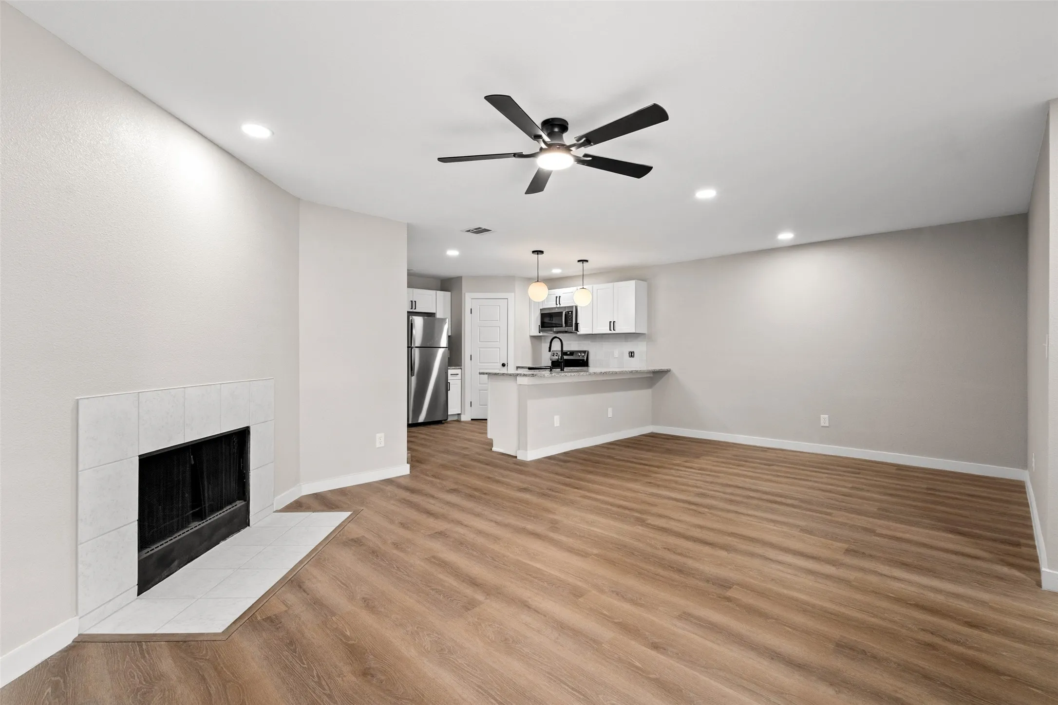 Single Family Residence For Sale in Dallas County , 3647 Clubview Drive, Garland, Texas 75044, 3 Bedroom, 3 Bathroom, 2 Garage spaces, 1,393 Sqft, built in 1999, mls#21399505, Real Estate Agent in Garland, Homes For Sale in Dallas county, Homes For Sale in Garland, Realtor in Garland Texas, Real Estate Brokerage Independent Realty Texas, Luminita Cordes Realtor