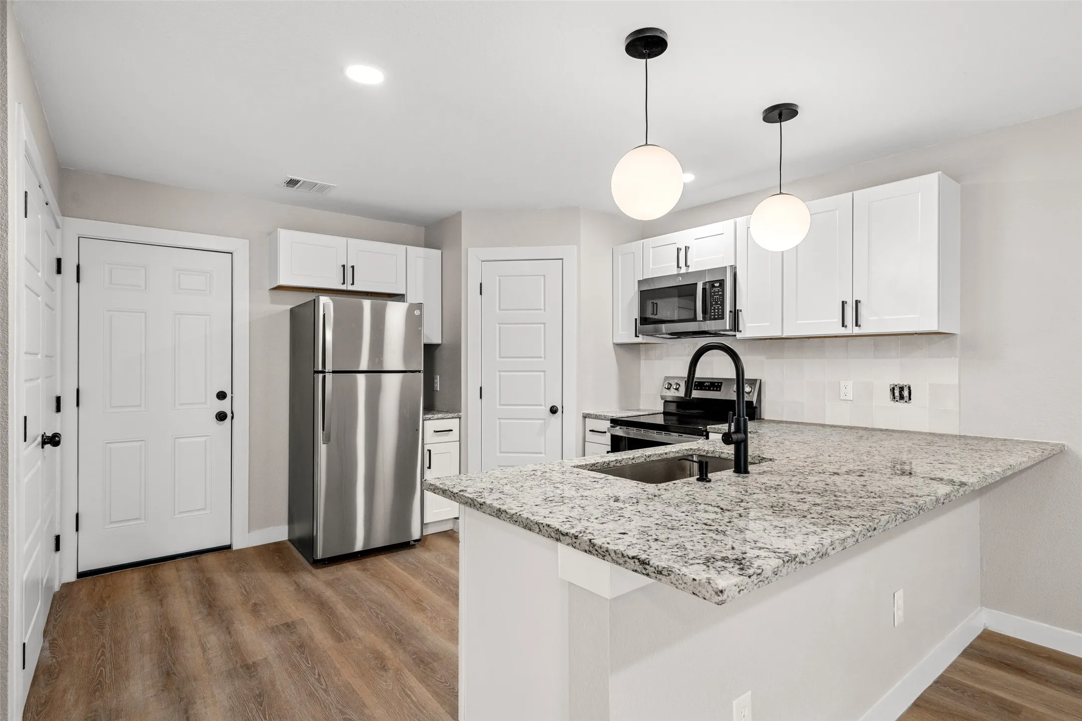 Single Family Residence For Sale in Dallas County , 3647 Clubview Drive, Garland, Texas 75044, 3 Bedroom, 3 Bathroom, 2 Garage spaces, 1,393 Sqft, built in 1999, mls#21399505, Real Estate Agent in Garland, Homes For Sale in Dallas county, Homes For Sale in Garland, Realtor in Garland Texas, Real Estate Brokerage Independent Realty Texas, Luminita Cordes Realtor
