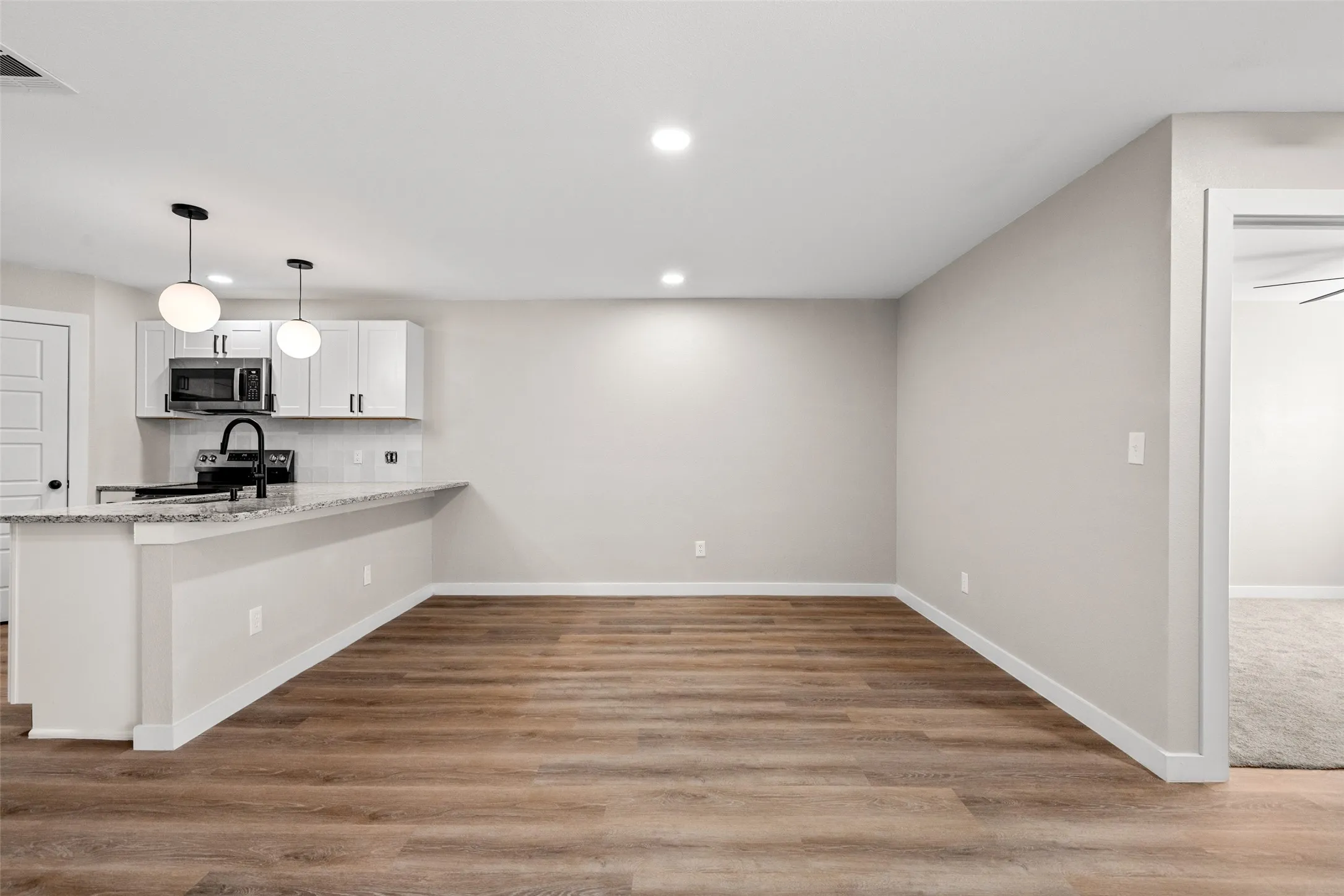 Single Family Residence For Sale in Dallas County , 3647 Clubview Drive, Garland, Texas 75044, 3 Bedroom, 3 Bathroom, 2 Garage spaces, 1,393 Sqft, built in 1999, mls#21399505, Real Estate Agent in Garland, Homes For Sale in Dallas county, Homes For Sale in Garland, Realtor in Garland Texas, Real Estate Brokerage Independent Realty Texas, Luminita Cordes Realtor