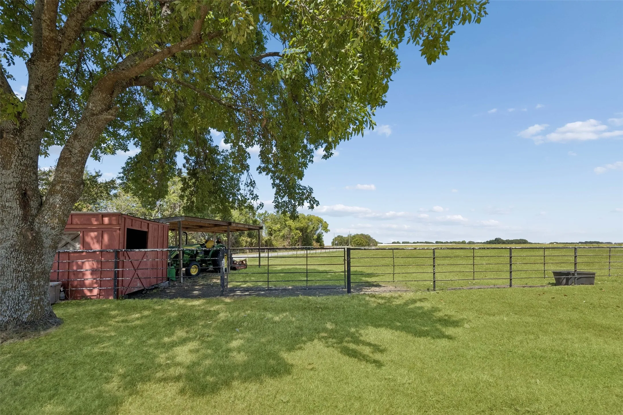 Single Family Residence For Sale in Ellis County , 101 Laguna Vista Drive, Waxahachie, Texas 75165, 3 Bedroom, 2 Bathroom, 2 Garage spaces, 1,976 Sqft, built in 1970, mls#21397570, Real Estate Agent in Waxahachie, Homes For Sale in Ellis county, Homes For Sale in Waxahachie, Realtor in Waxahachie Texas, Real Estate Brokerage Independent Realty Texas, Luminita Cordes Realtor