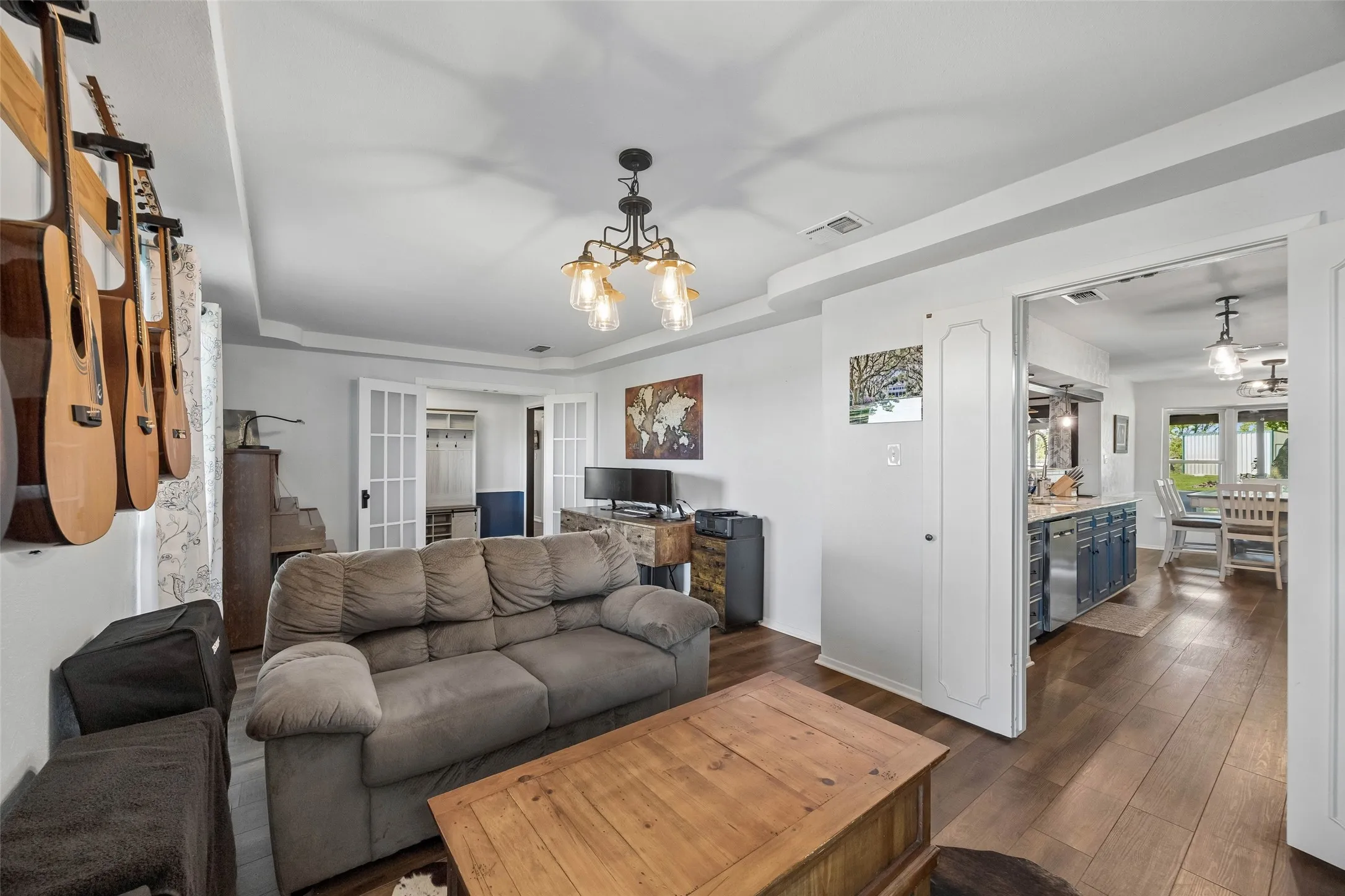 Single Family Residence For Sale in Ellis County , 101 Laguna Vista Drive, Waxahachie, Texas 75165, 3 Bedroom, 2 Bathroom, 2 Garage spaces, 1,976 Sqft, built in 1970, mls#21397570, Real Estate Agent in Waxahachie, Homes For Sale in Ellis county, Homes For Sale in Waxahachie, Realtor in Waxahachie Texas, Real Estate Brokerage Independent Realty Texas, Luminita Cordes Realtor