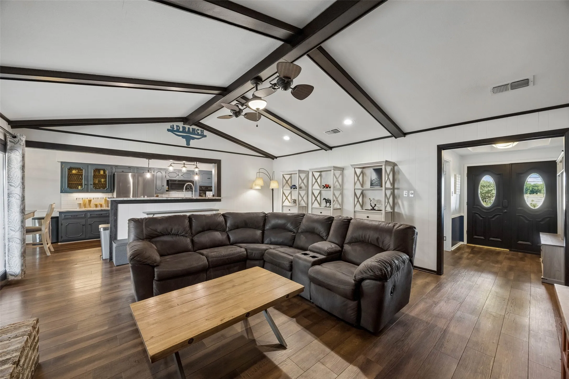 Single Family Residence For Sale in Ellis County , 101 Laguna Vista Drive, Waxahachie, Texas 75165, 3 Bedroom, 2 Bathroom, 2 Garage spaces, 1,976 Sqft, built in 1970, mls#21397570, Real Estate Agent in Waxahachie, Homes For Sale in Ellis county, Homes For Sale in Waxahachie, Realtor in Waxahachie Texas, Real Estate Brokerage Independent Realty Texas, Luminita Cordes Realtor