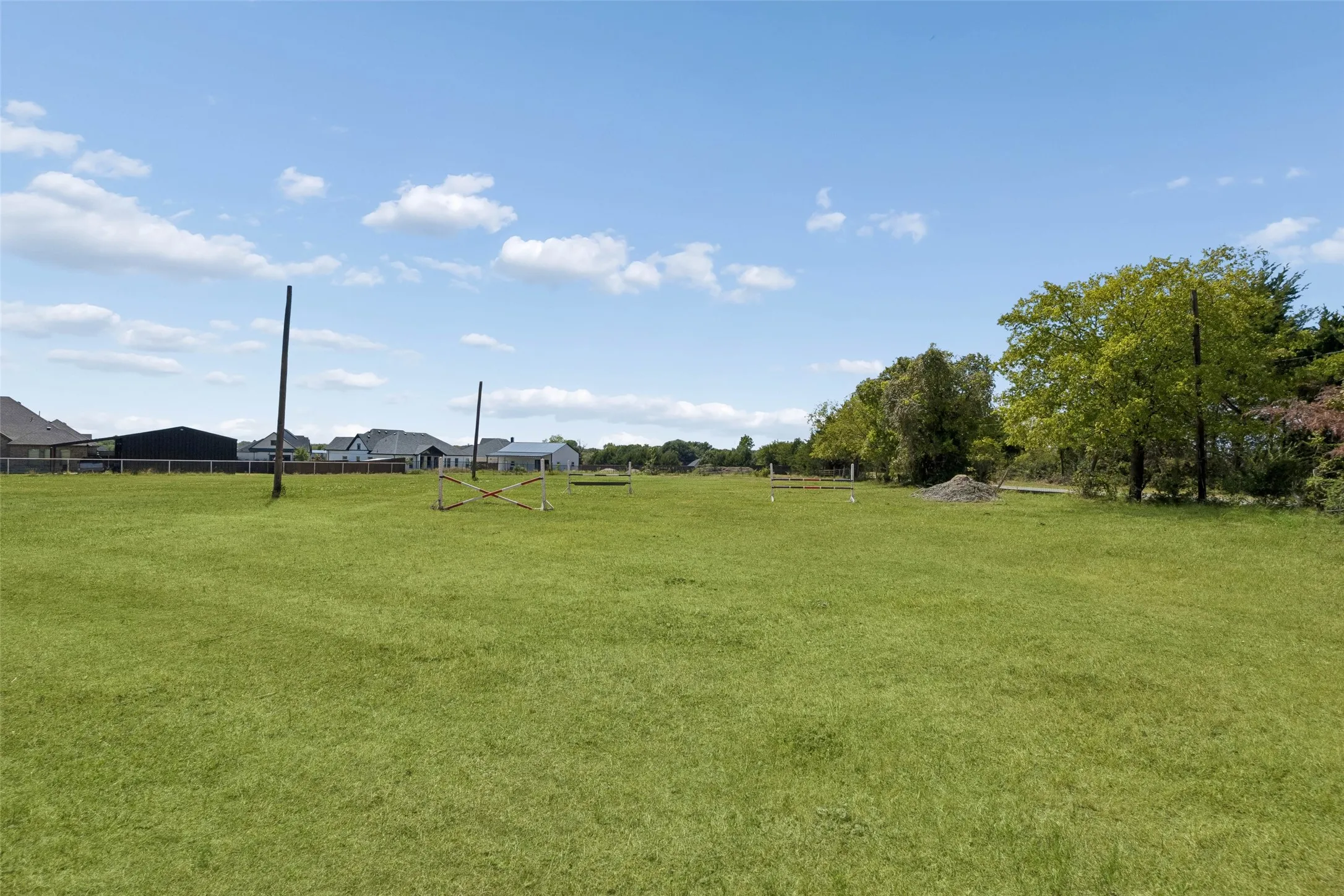 Single Family Residence For Sale in Ellis County , 101 Laguna Vista Drive, Waxahachie, Texas 75165, 3 Bedroom, 2 Bathroom, 2 Garage spaces, 1,976 Sqft, built in 1970, mls#21397570, Real Estate Agent in Waxahachie, Homes For Sale in Ellis county, Homes For Sale in Waxahachie, Realtor in Waxahachie Texas, Real Estate Brokerage Independent Realty Texas, Luminita Cordes Realtor