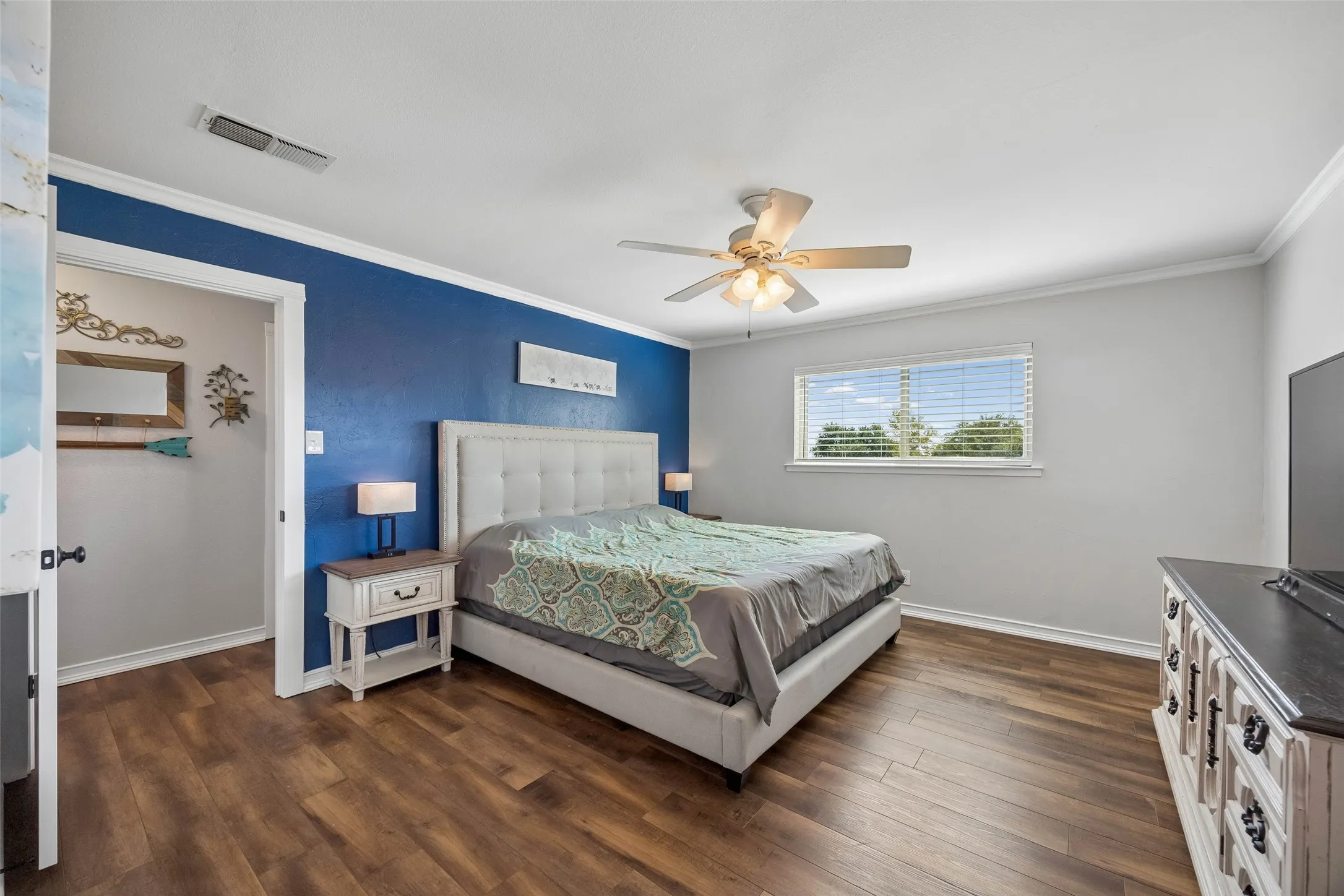 Single Family Residence For Sale in Ellis County , 101 Laguna Vista Drive, Waxahachie, Texas 75165, 3 Bedroom, 2 Bathroom, 2 Garage spaces, 1,976 Sqft, built in 1970, mls#21397570, Real Estate Agent in Waxahachie, Homes For Sale in Ellis county, Homes For Sale in Waxahachie, Realtor in Waxahachie Texas, Real Estate Brokerage Independent Realty Texas, Luminita Cordes Realtor