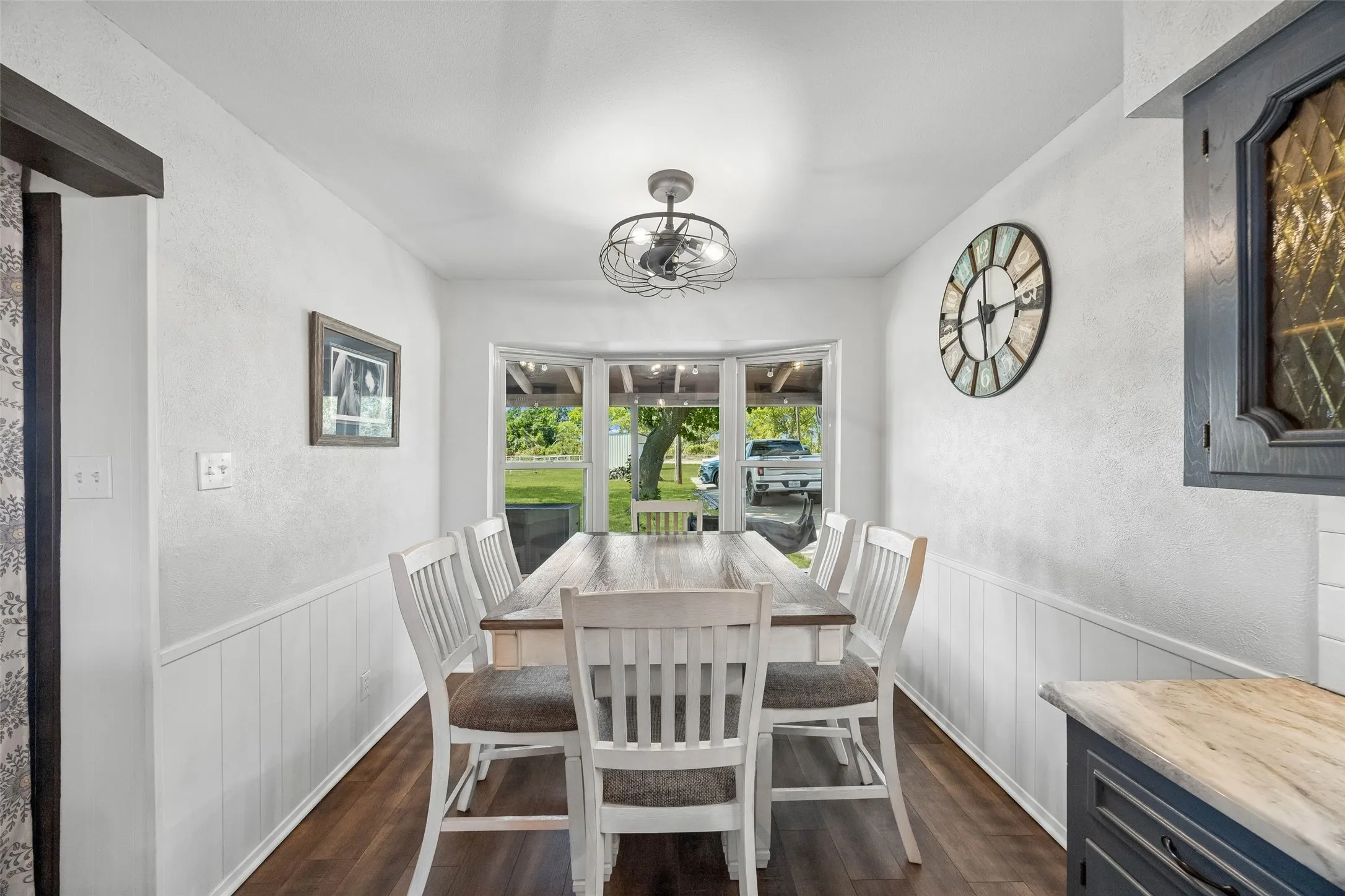 Single Family Residence For Sale in Ellis County , 101 Laguna Vista Drive, Waxahachie, Texas 75165, 3 Bedroom, 2 Bathroom, 2 Garage spaces, 1,976 Sqft, built in 1970, mls#21397570, Real Estate Agent in Waxahachie, Homes For Sale in Ellis county, Homes For Sale in Waxahachie, Realtor in Waxahachie Texas, Real Estate Brokerage Independent Realty Texas, Luminita Cordes Realtor