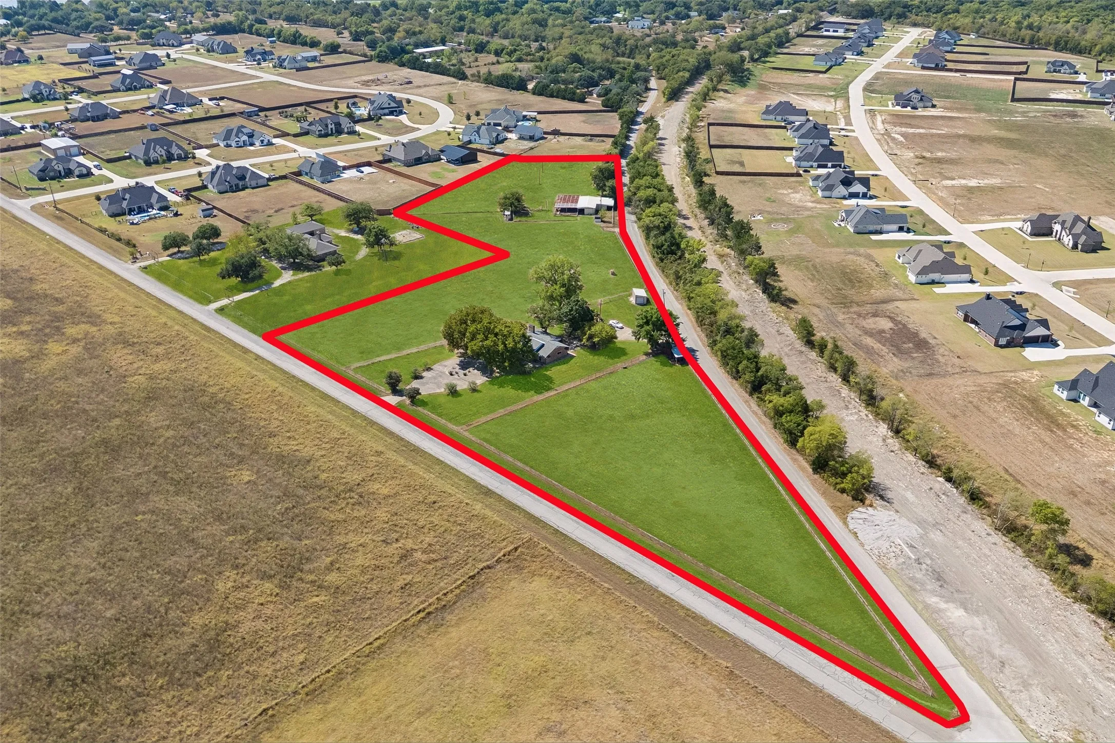 Single Family Residence For Sale in Ellis County , 101 Laguna Vista Drive, Waxahachie, Texas 75165, 3 Bedroom, 2 Bathroom, 2 Garage spaces, 1,976 Sqft, built in 1970, mls#21397570, Real Estate Agent in Waxahachie, Homes For Sale in Ellis county, Homes For Sale in Waxahachie, Realtor in Waxahachie Texas, Real Estate Brokerage Independent Realty Texas, Luminita Cordes Realtor