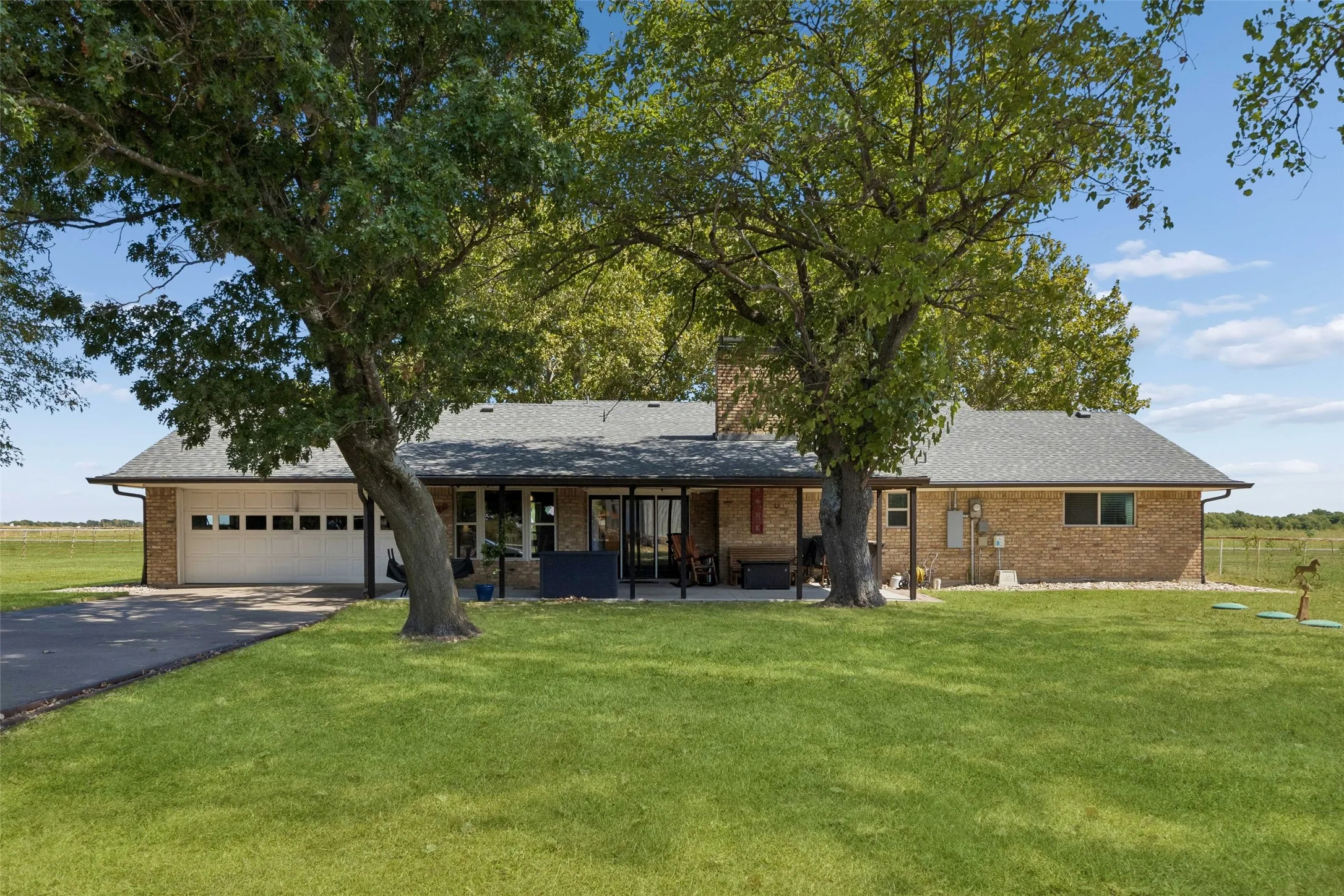 Single Family Residence For Sale in Ellis County , 101 Laguna Vista Drive, Waxahachie, Texas 75165, 3 Bedroom, 2 Bathroom, 2 Garage spaces, 1,976 Sqft, built in 1970, mls#21397570, Real Estate Agent in Waxahachie, Homes For Sale in Ellis county, Homes For Sale in Waxahachie, Realtor in Waxahachie Texas, Real Estate Brokerage Independent Realty Texas, Luminita Cordes Realtor