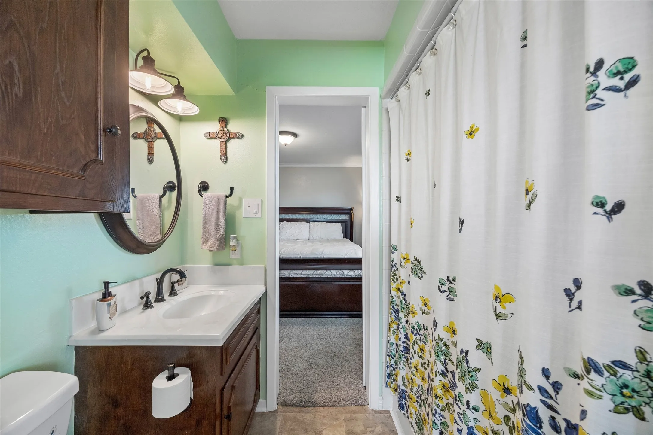 Single Family Residence For Sale in Ellis County , 101 Laguna Vista Drive, Waxahachie, Texas 75165, 3 Bedroom, 2 Bathroom, 2 Garage spaces, 1,976 Sqft, built in 1970, mls#21397570, Real Estate Agent in Waxahachie, Homes For Sale in Ellis county, Homes For Sale in Waxahachie, Realtor in Waxahachie Texas, Real Estate Brokerage Independent Realty Texas, Luminita Cordes Realtor