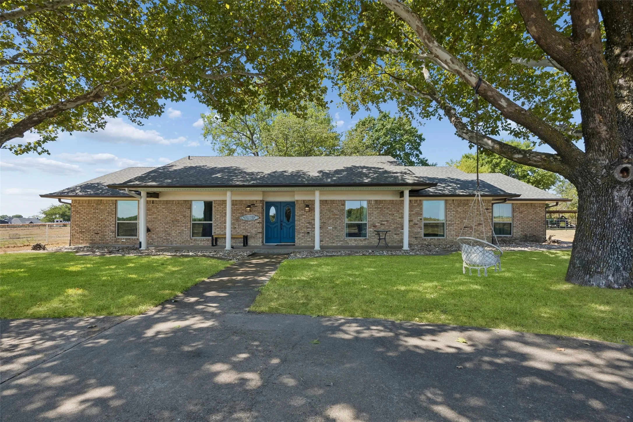 Single Family Residence For Sale in Ellis County , 101 Laguna Vista Drive, Waxahachie, Texas 75165, 3 Bedroom, 2 Bathroom, 2 Garage spaces, 1,976 Sqft, built in 1970, mls#21397570, Real Estate Agent in Waxahachie, Homes For Sale in Ellis county, Homes For Sale in Waxahachie, Realtor in Waxahachie Texas, Real Estate Brokerage Independent Realty Texas, Luminita Cordes Realtor