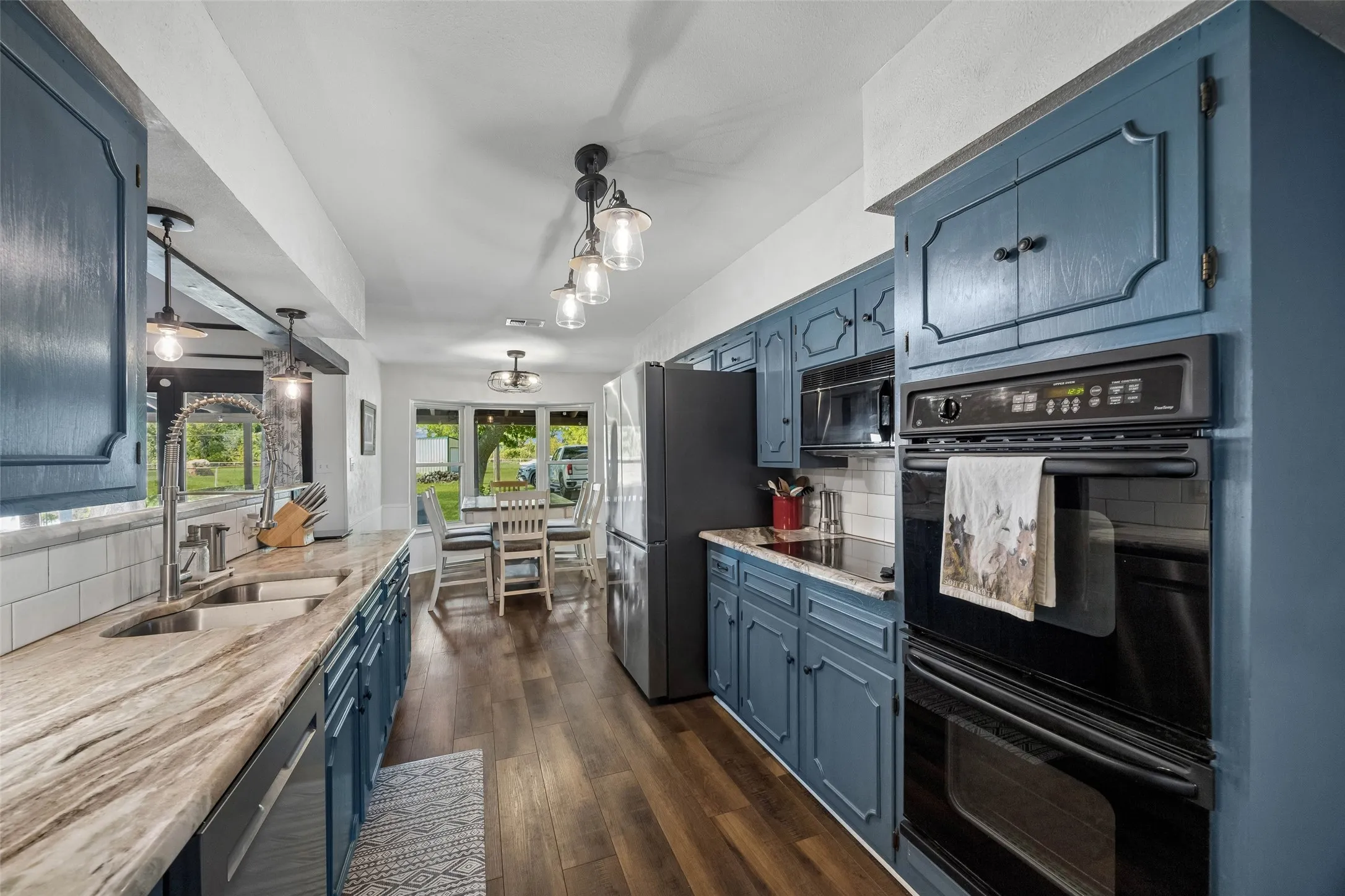 Single Family Residence For Sale in Ellis County , 101 Laguna Vista Drive, Waxahachie, Texas 75165, 3 Bedroom, 2 Bathroom, 2 Garage spaces, 1,976 Sqft, built in 1970, mls#21397570, Real Estate Agent in Waxahachie, Homes For Sale in Ellis county, Homes For Sale in Waxahachie, Realtor in Waxahachie Texas, Real Estate Brokerage Independent Realty Texas, Luminita Cordes Realtor