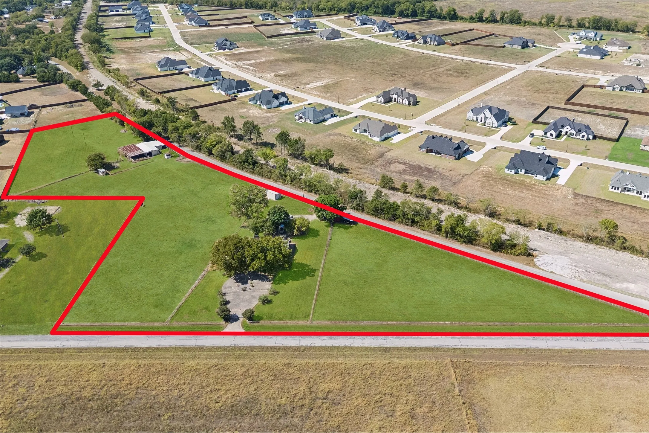 Single Family Residence For Sale in Ellis County , 101 Laguna Vista Drive, Waxahachie, Texas 75165, 3 Bedroom, 2 Bathroom, 2 Garage spaces, 1,976 Sqft, built in 1970, mls#21397570, Real Estate Agent in Waxahachie, Homes For Sale in Ellis county, Homes For Sale in Waxahachie, Realtor in Waxahachie Texas, Real Estate Brokerage Independent Realty Texas, Luminita Cordes Realtor