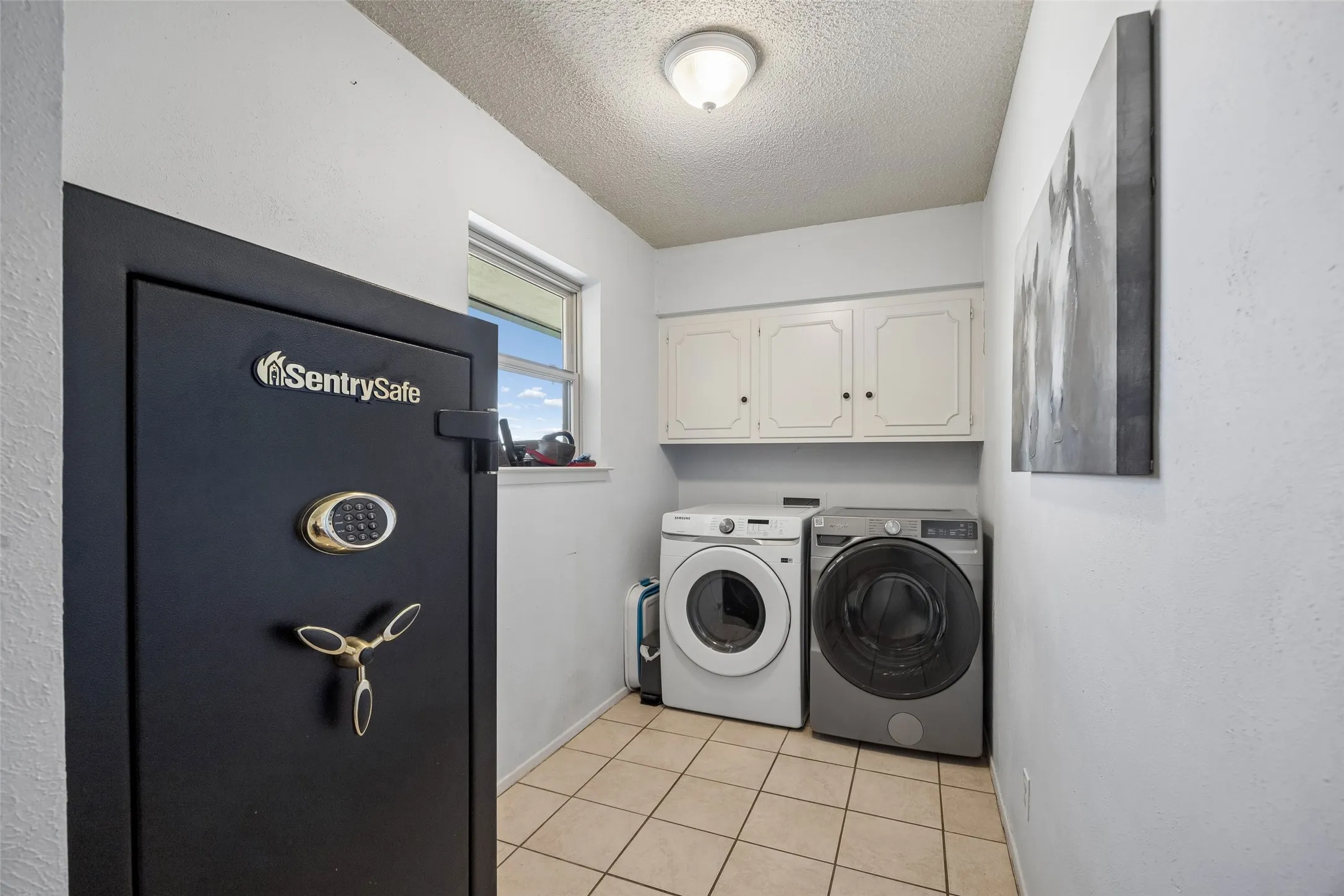 Single Family Residence For Sale in Ellis County , 101 Laguna Vista Drive, Waxahachie, Texas 75165, 3 Bedroom, 2 Bathroom, 2 Garage spaces, 1,976 Sqft, built in 1970, mls#21397570, Real Estate Agent in Waxahachie, Homes For Sale in Ellis county, Homes For Sale in Waxahachie, Realtor in Waxahachie Texas, Real Estate Brokerage Independent Realty Texas, Luminita Cordes Realtor