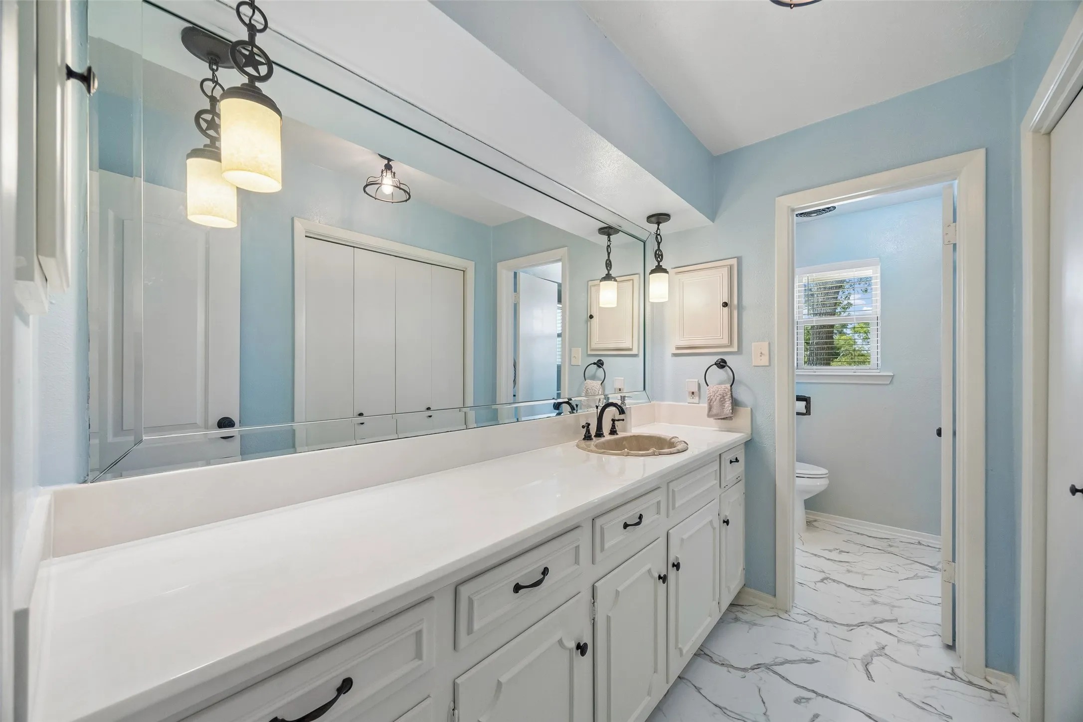 Single Family Residence For Sale in Ellis County , 101 Laguna Vista Drive, Waxahachie, Texas 75165, 3 Bedroom, 2 Bathroom, 2 Garage spaces, 1,976 Sqft, built in 1970, mls#21397570, Real Estate Agent in Waxahachie, Homes For Sale in Ellis county, Homes For Sale in Waxahachie, Realtor in Waxahachie Texas, Real Estate Brokerage Independent Realty Texas, Luminita Cordes Realtor