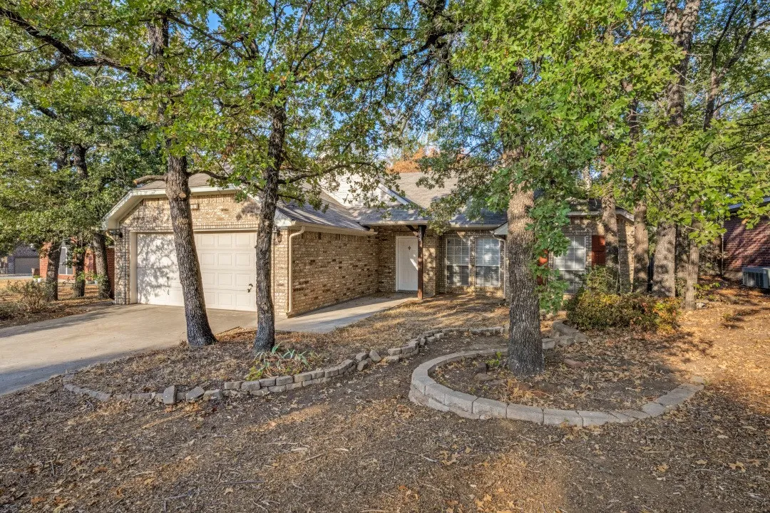 Single Family Residence For Sale in Denton County , 2104 Leslie Street, Denton, Texas 76205, 3 Bedroom, 2 Bathroom, 2 Garage spaces, 1,436 Sqft, built in 2001, mls#21397343, Real Estate Agent in Denton, Homes For Sale in Denton county, Homes For Sale in Denton, Realtor in Denton Texas, Real Estate Brokerage Independent Realty Texas, Luminita Cordes Realtor