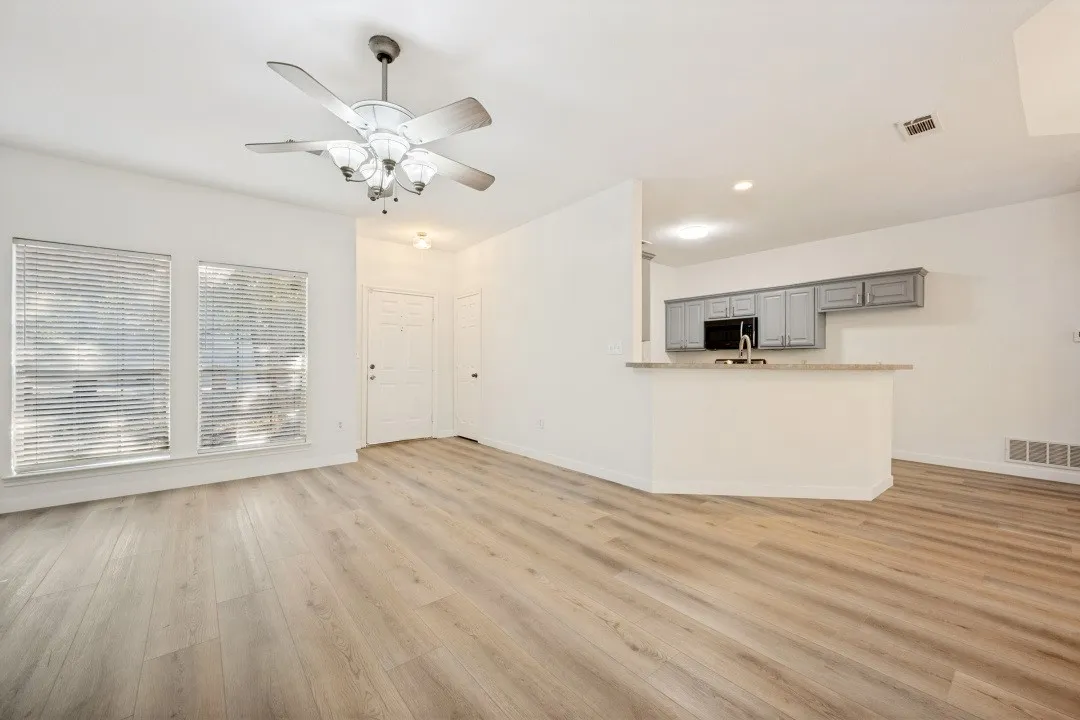 Single Family Residence For Sale in Denton County , 2104 Leslie Street, Denton, Texas 76205, 3 Bedroom, 2 Bathroom, 2 Garage spaces, 1,436 Sqft, built in 2001, mls#21397343, Real Estate Agent in Denton, Homes For Sale in Denton county, Homes For Sale in Denton, Realtor in Denton Texas, Real Estate Brokerage Independent Realty Texas, Luminita Cordes Realtor