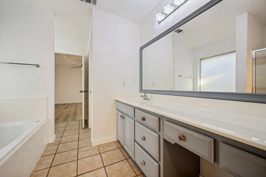 Single Family Residence For Sale in Denton County , 2104 Leslie Street, Denton, Texas 76205, 3 Bedroom, 2 Bathroom, 2 Garage spaces, 1,436 Sqft, built in 2001, mls#21397343, Real Estate Agent in Denton, Homes For Sale in Denton county, Homes For Sale in Denton, Realtor in Denton Texas, Real Estate Brokerage Independent Realty Texas, Luminita Cordes Realtor