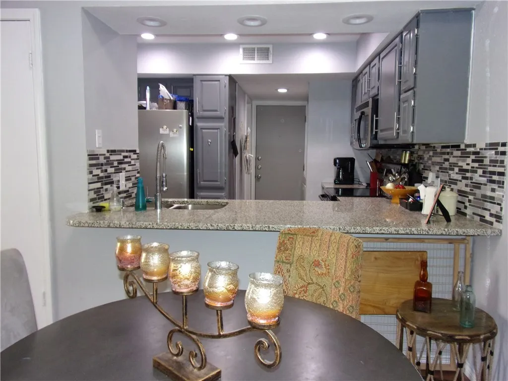 Townhouse For Rent in Collin County , 18240 Midway Road 105, Dallas, Texas 75287, 2 Bedroom, 3 Bathroom, Garage spaces, 1,029 Sqft, built in 1982, mls#21399707, Real Estate Agent in Dallas, Homes For Rent in Collin county, Homes For Rent in Dallas, Realtor in Dallas Texas, Real Estate Brokerage Independent Realty Texas, Luminita Cordes Realtor
