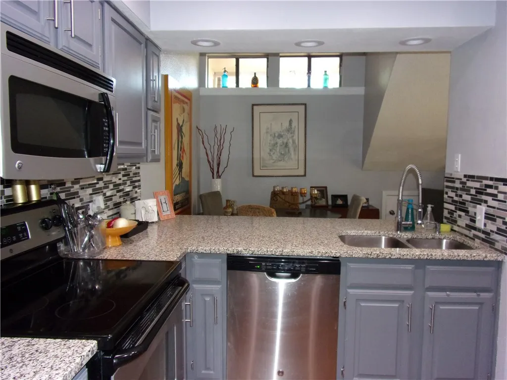 Townhouse For Rent in Collin County , 18240 Midway Road 105, Dallas, Texas 75287, 2 Bedroom, 3 Bathroom, Garage spaces, 1,029 Sqft, built in 1982, mls#21399707, Real Estate Agent in Dallas, Homes For Rent in Collin county, Homes For Rent in Dallas, Realtor in Dallas Texas, Real Estate Brokerage Independent Realty Texas, Luminita Cordes Realtor