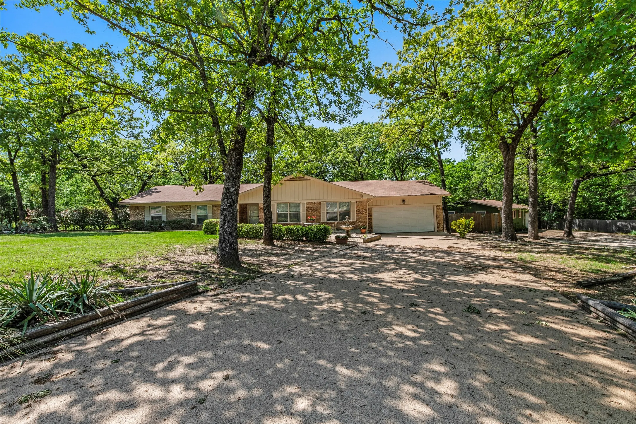Single Family Residence For Sale in Henderson County , 125 Harrell Street, Gun Barrel City, Texas 75156, 4 Bedroom, 3 Bathroom, 3 Garage spaces, 2,886 Sqft, built in 1980, mls#21399193, Real Estate Agent in Gun Barrel City, Homes For Sale in Henderson county, Homes For Sale in Gun Barrel City, Realtor in Gun Barrel City Texas, Real Estate Brokerage Independent Realty Texas, Luminita Cordes Realtor