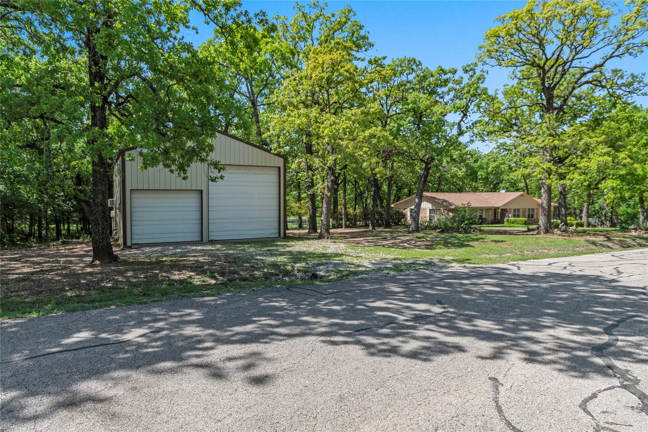 2086 sq ft main house, 800 sq ft guest house and 960 sq ft metal building on 2.9 acres with pond in Bar H Estates in Gun Barrel City.