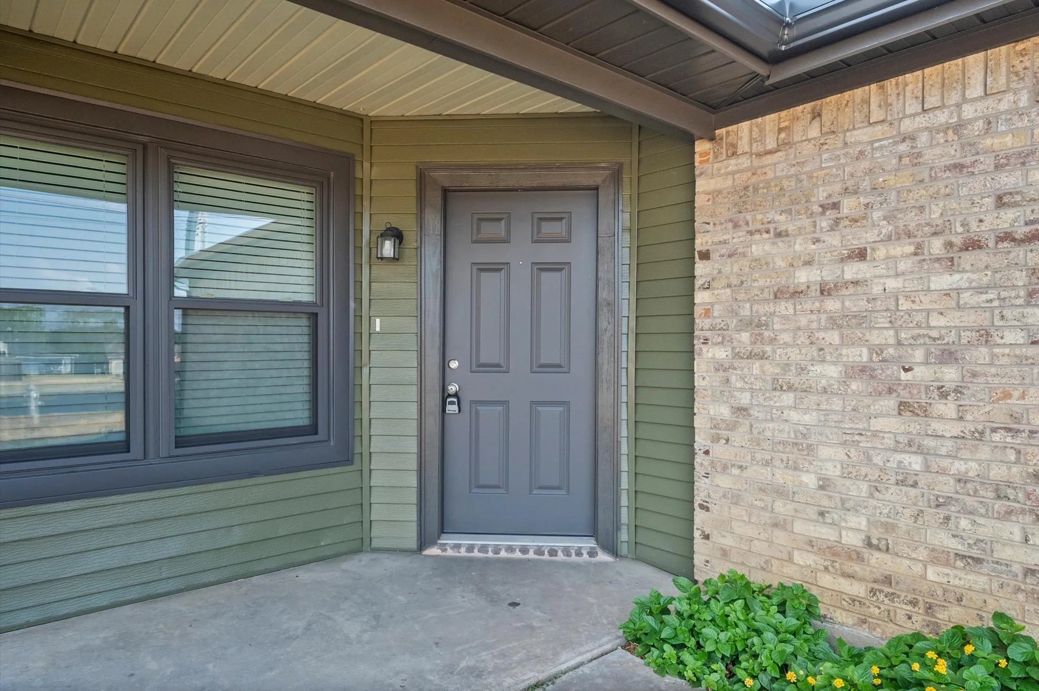 Single Family Residence For Sale in Denton County , 2812 Paisley Street, Denton, Texas 76209, 3 Bedroom, 2 Bathroom, 2 Garage spaces, 1,220 Sqft, built in 1985, mls#21397226, Real Estate Agent in Denton, Homes For Sale in Denton county, Homes For Sale in Denton, Realtor in Denton Texas, Real Estate Brokerage Independent Realty Texas, Luminita Cordes Realtor
