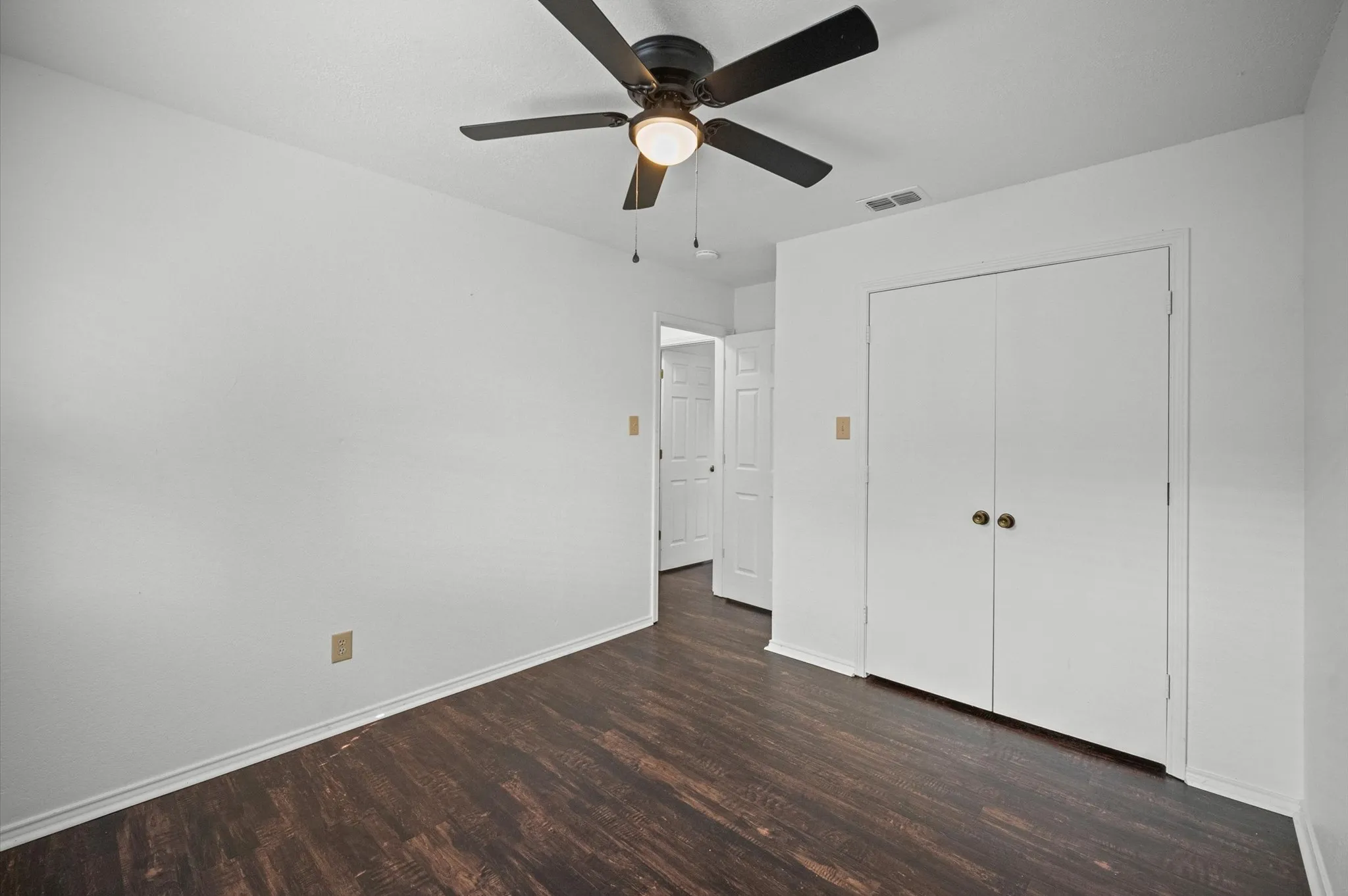 Single Family Residence For Sale in Denton County , 2812 Paisley Street, Denton, Texas 76209, 3 Bedroom, 2 Bathroom, 2 Garage spaces, 1,220 Sqft, built in 1985, mls#21397226, Real Estate Agent in Denton, Homes For Sale in Denton county, Homes For Sale in Denton, Realtor in Denton Texas, Real Estate Brokerage Independent Realty Texas, Luminita Cordes Realtor