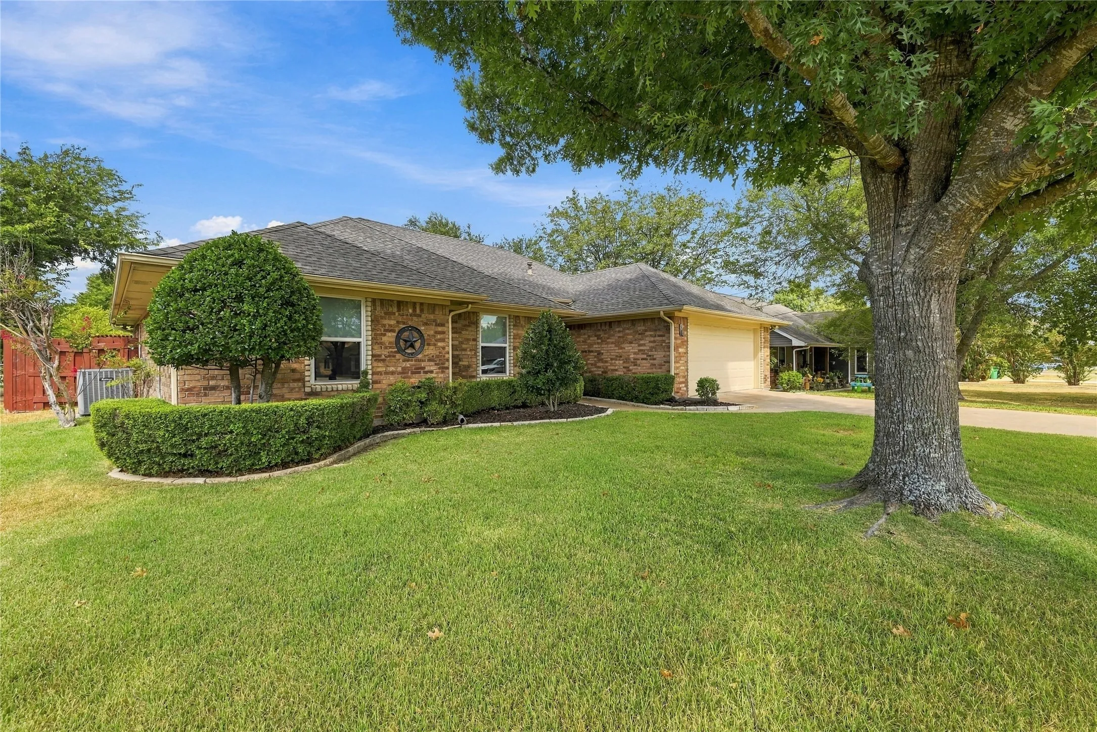Single Family Residence For Sale in Ellis County , 120 Country Drive, Waxahachie, Texas 75165, 3 Bedroom, 2 Bathroom, 2 Garage spaces, 1,418 Sqft, built in 2002, mls#21399666, Real Estate Agent in Waxahachie, Homes For Sale in Ellis county, Homes For Sale in Waxahachie, Realtor in Waxahachie Texas, Real Estate Brokerage Independent Realty Texas, Luminita Cordes Realtor