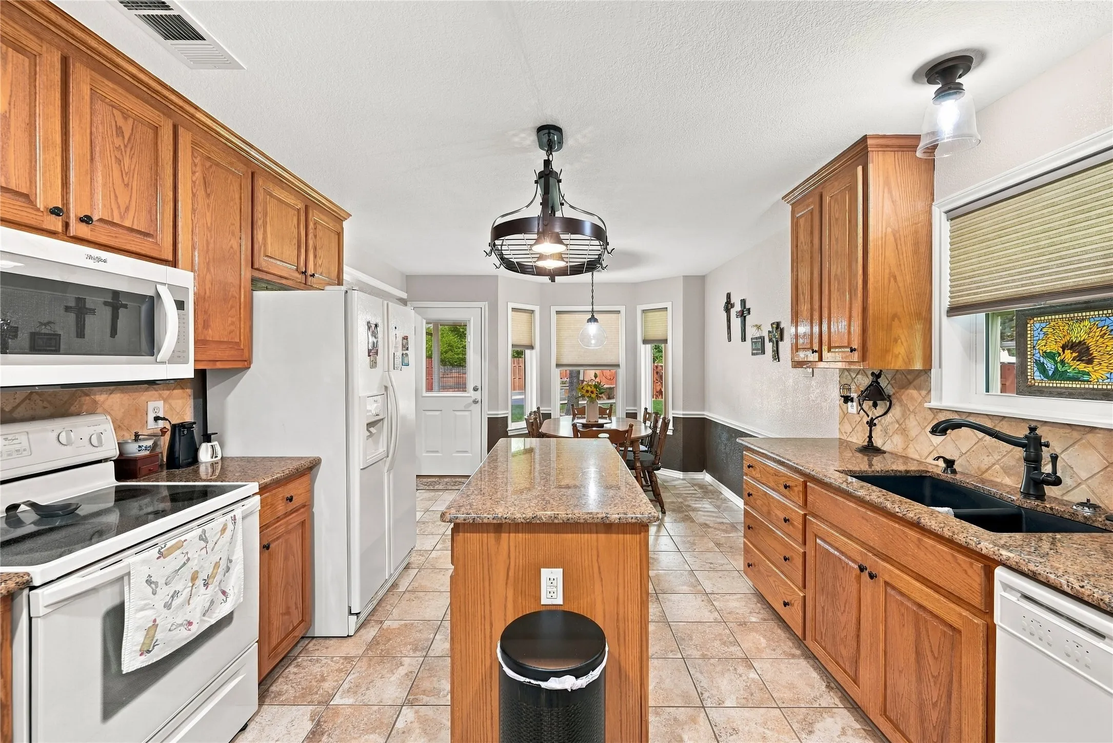 Single Family Residence For Sale in Ellis County , 120 Country Drive, Waxahachie, Texas 75165, 3 Bedroom, 2 Bathroom, 2 Garage spaces, 1,418 Sqft, built in 2002, mls#21399666, Real Estate Agent in Waxahachie, Homes For Sale in Ellis county, Homes For Sale in Waxahachie, Realtor in Waxahachie Texas, Real Estate Brokerage Independent Realty Texas, Luminita Cordes Realtor