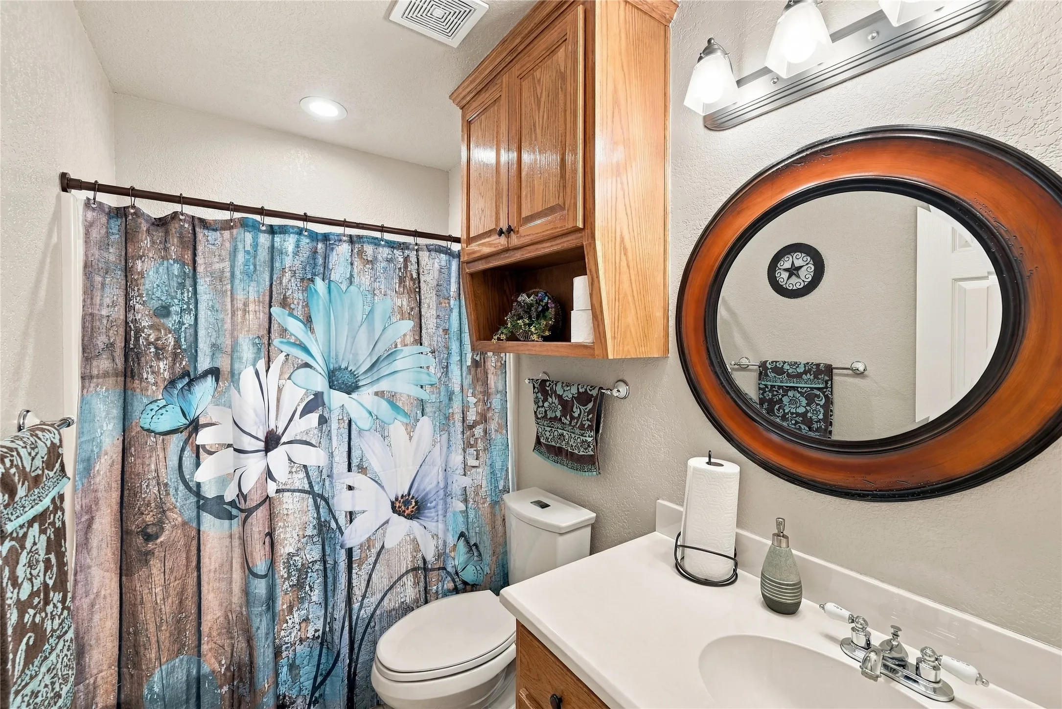 Single Family Residence For Sale in Ellis County , 120 Country Drive, Waxahachie, Texas 75165, 3 Bedroom, 2 Bathroom, 2 Garage spaces, 1,418 Sqft, built in 2002, mls#21399666, Real Estate Agent in Waxahachie, Homes For Sale in Ellis county, Homes For Sale in Waxahachie, Realtor in Waxahachie Texas, Real Estate Brokerage Independent Realty Texas, Luminita Cordes Realtor