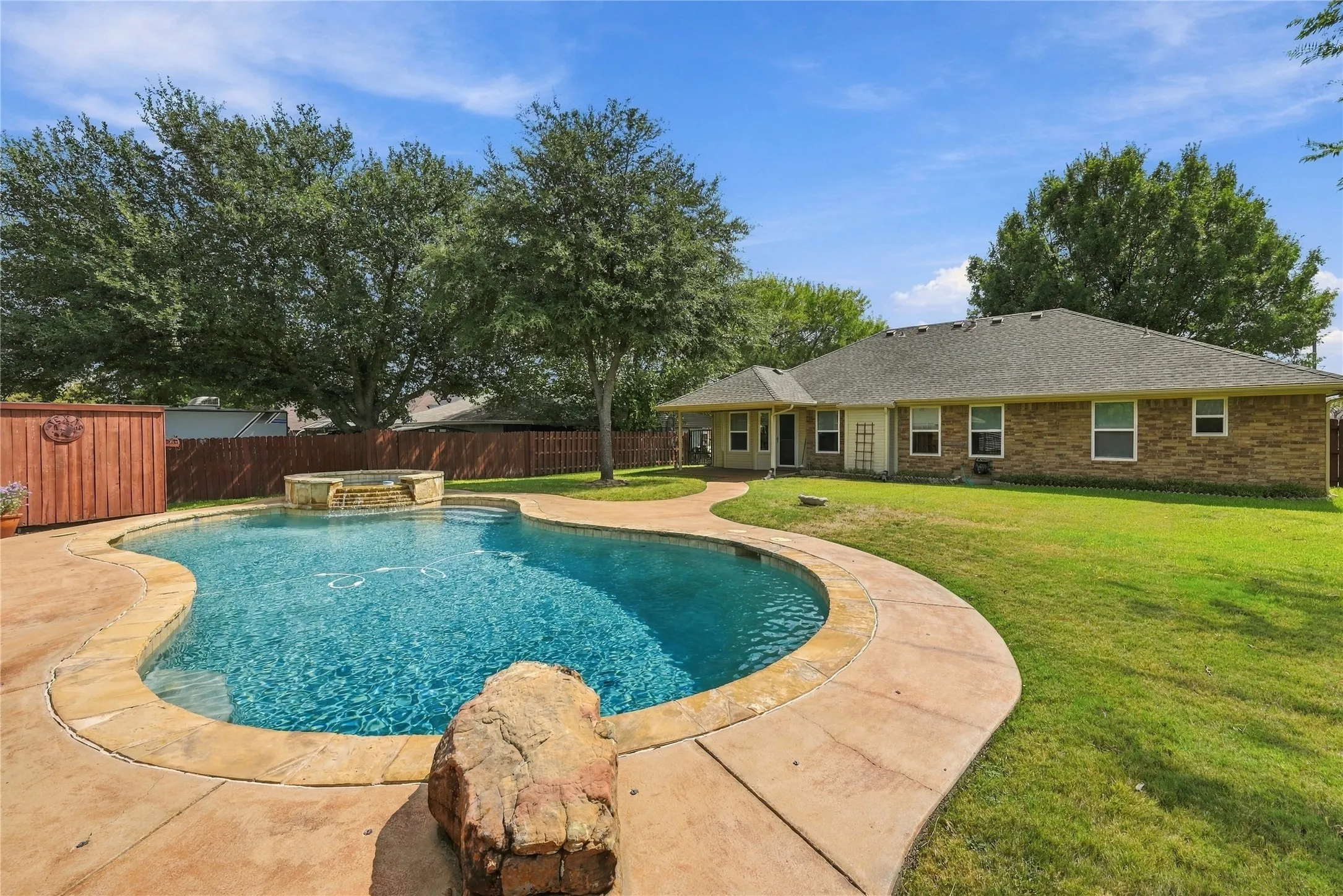 Single Family Residence For Sale in Ellis County , 120 Country Drive, Waxahachie, Texas 75165, 3 Bedroom, 2 Bathroom, 2 Garage spaces, 1,418 Sqft, built in 2002, mls#21399666, Real Estate Agent in Waxahachie, Homes For Sale in Ellis county, Homes For Sale in Waxahachie, Realtor in Waxahachie Texas, Real Estate Brokerage Independent Realty Texas, Luminita Cordes Realtor