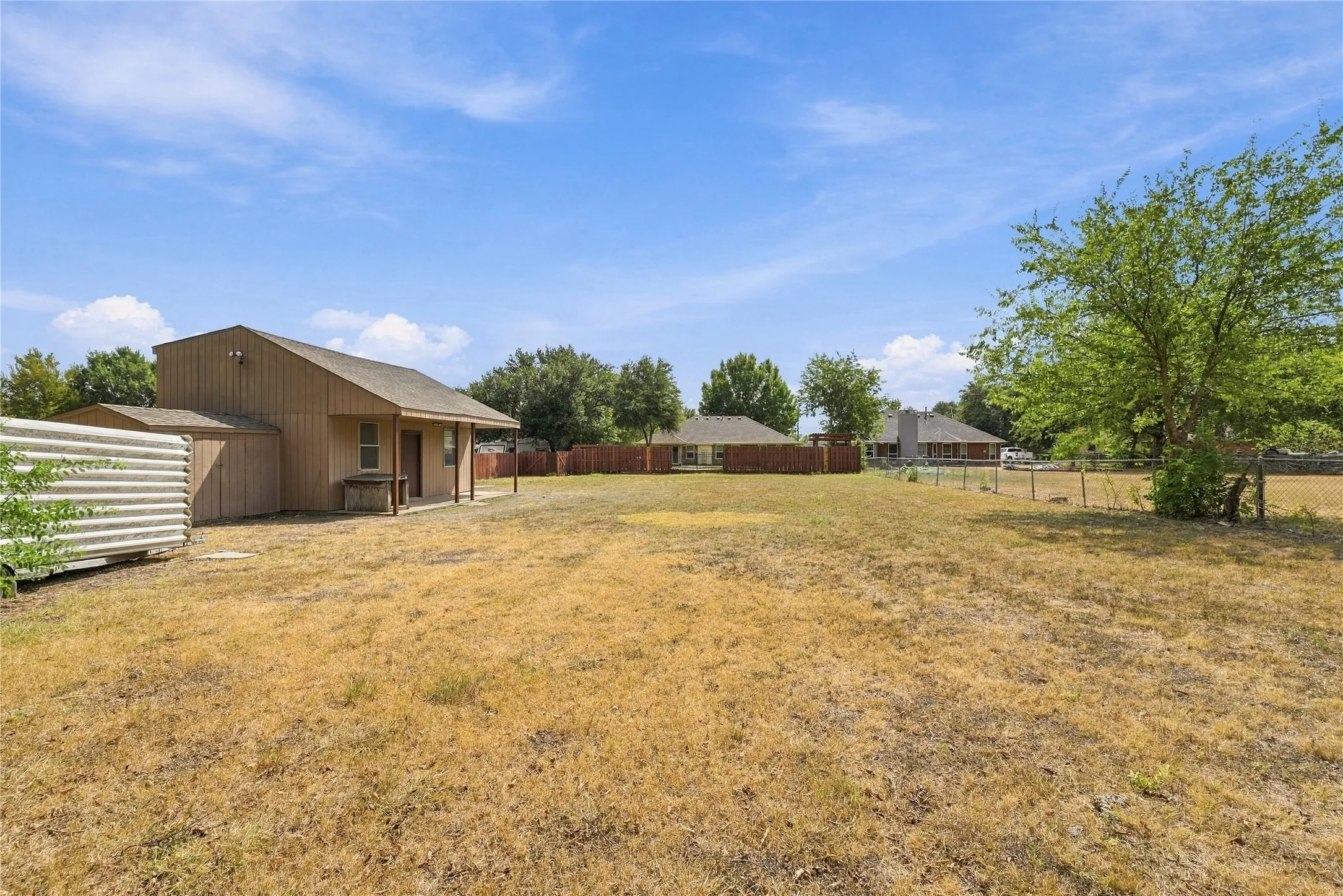 Single Family Residence For Sale in Ellis County , 120 Country Drive, Waxahachie, Texas 75165, 3 Bedroom, 2 Bathroom, 2 Garage spaces, 1,418 Sqft, built in 2002, mls#21399666, Real Estate Agent in Waxahachie, Homes For Sale in Ellis county, Homes For Sale in Waxahachie, Realtor in Waxahachie Texas, Real Estate Brokerage Independent Realty Texas, Luminita Cordes Realtor
