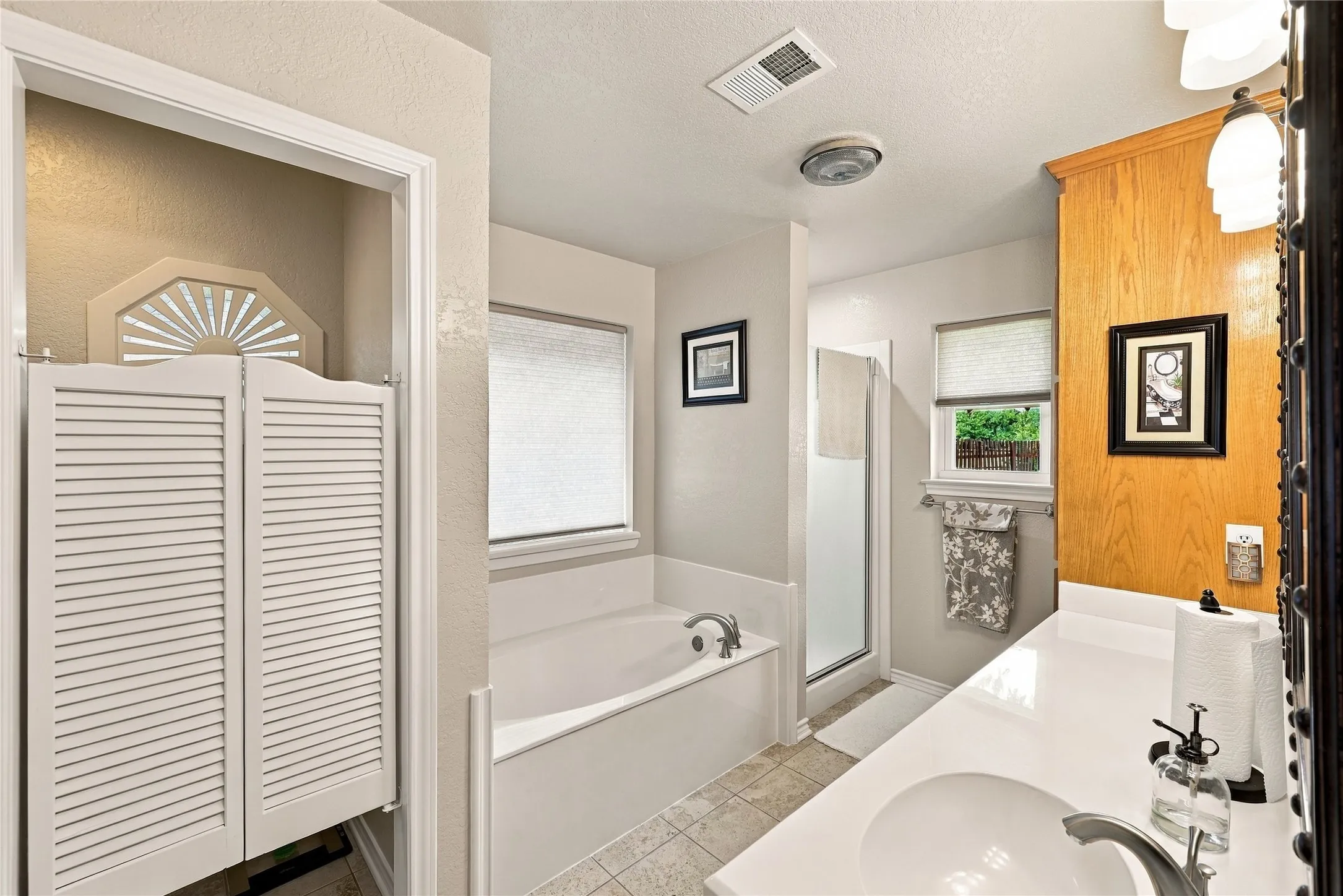 Single Family Residence For Sale in Ellis County , 120 Country Drive, Waxahachie, Texas 75165, 3 Bedroom, 2 Bathroom, 2 Garage spaces, 1,418 Sqft, built in 2002, mls#21399666, Real Estate Agent in Waxahachie, Homes For Sale in Ellis county, Homes For Sale in Waxahachie, Realtor in Waxahachie Texas, Real Estate Brokerage Independent Realty Texas, Luminita Cordes Realtor