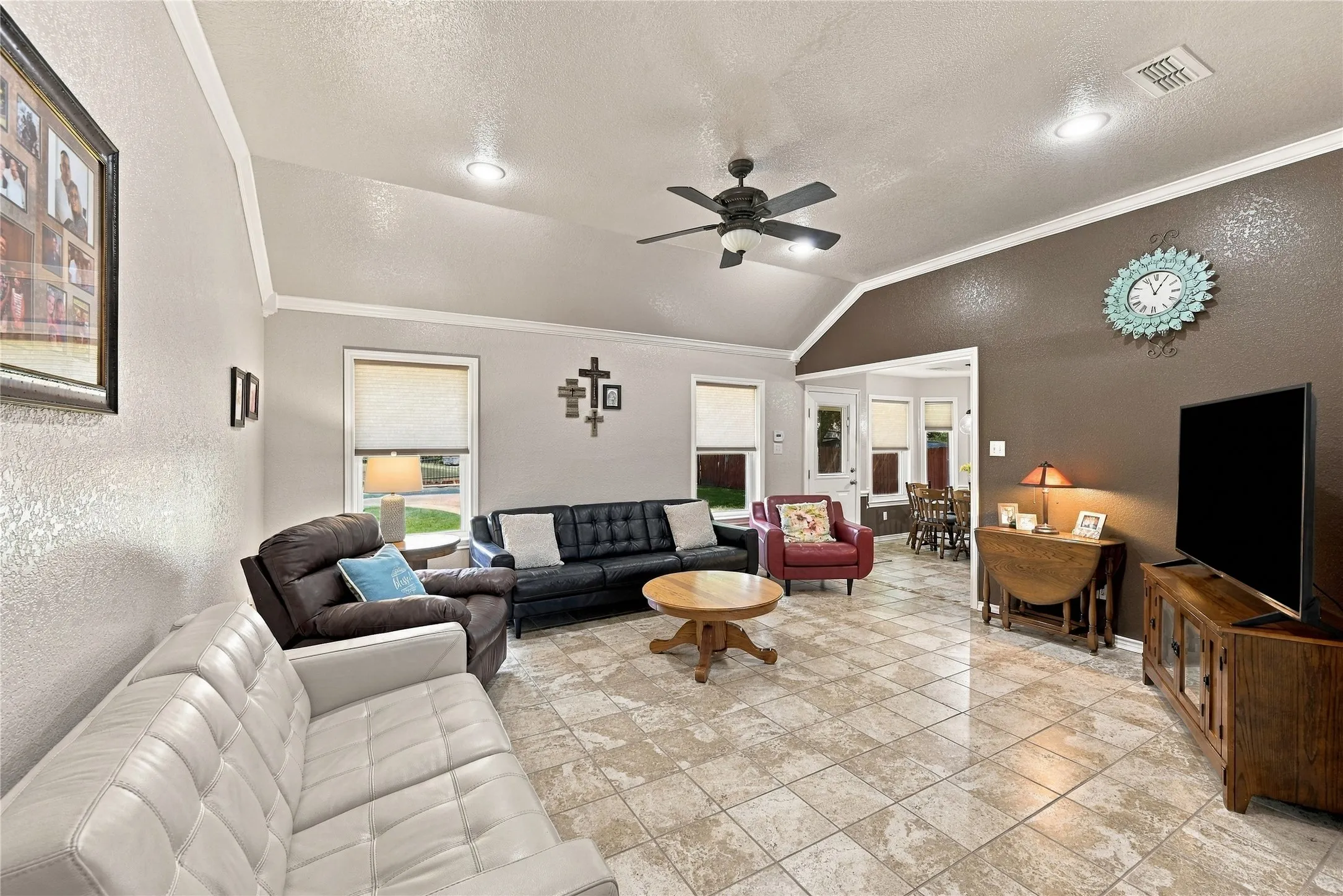 Single Family Residence For Sale in Ellis County , 120 Country Drive, Waxahachie, Texas 75165, 3 Bedroom, 2 Bathroom, 2 Garage spaces, 1,418 Sqft, built in 2002, mls#21399666, Real Estate Agent in Waxahachie, Homes For Sale in Ellis county, Homes For Sale in Waxahachie, Realtor in Waxahachie Texas, Real Estate Brokerage Independent Realty Texas, Luminita Cordes Realtor