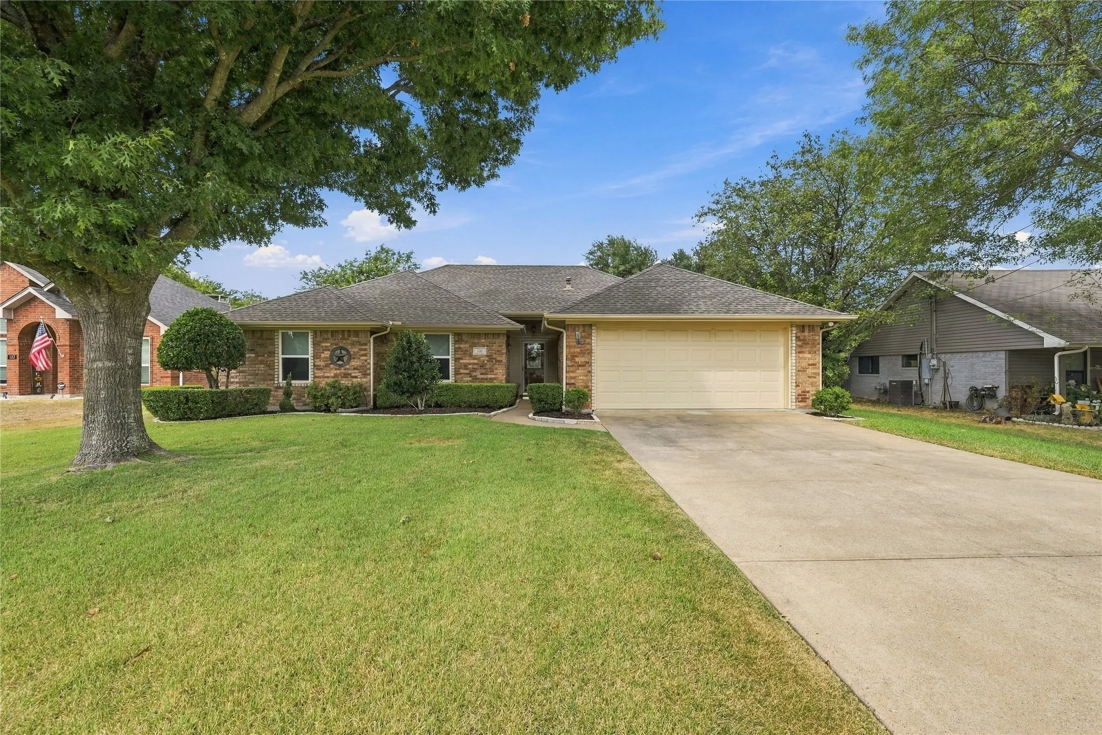 Single Family Residence For Sale in Ellis County , 120 Country Drive, Waxahachie, Texas 75165, 3 Bedroom, 2 Bathroom, 2 Garage spaces, 1,418 Sqft, built in 2002, mls#21399666, Real Estate Agent in Waxahachie, Homes For Sale in Ellis county, Homes For Sale in Waxahachie, Realtor in Waxahachie Texas, Real Estate Brokerage Independent Realty Texas, Luminita Cordes Realtor