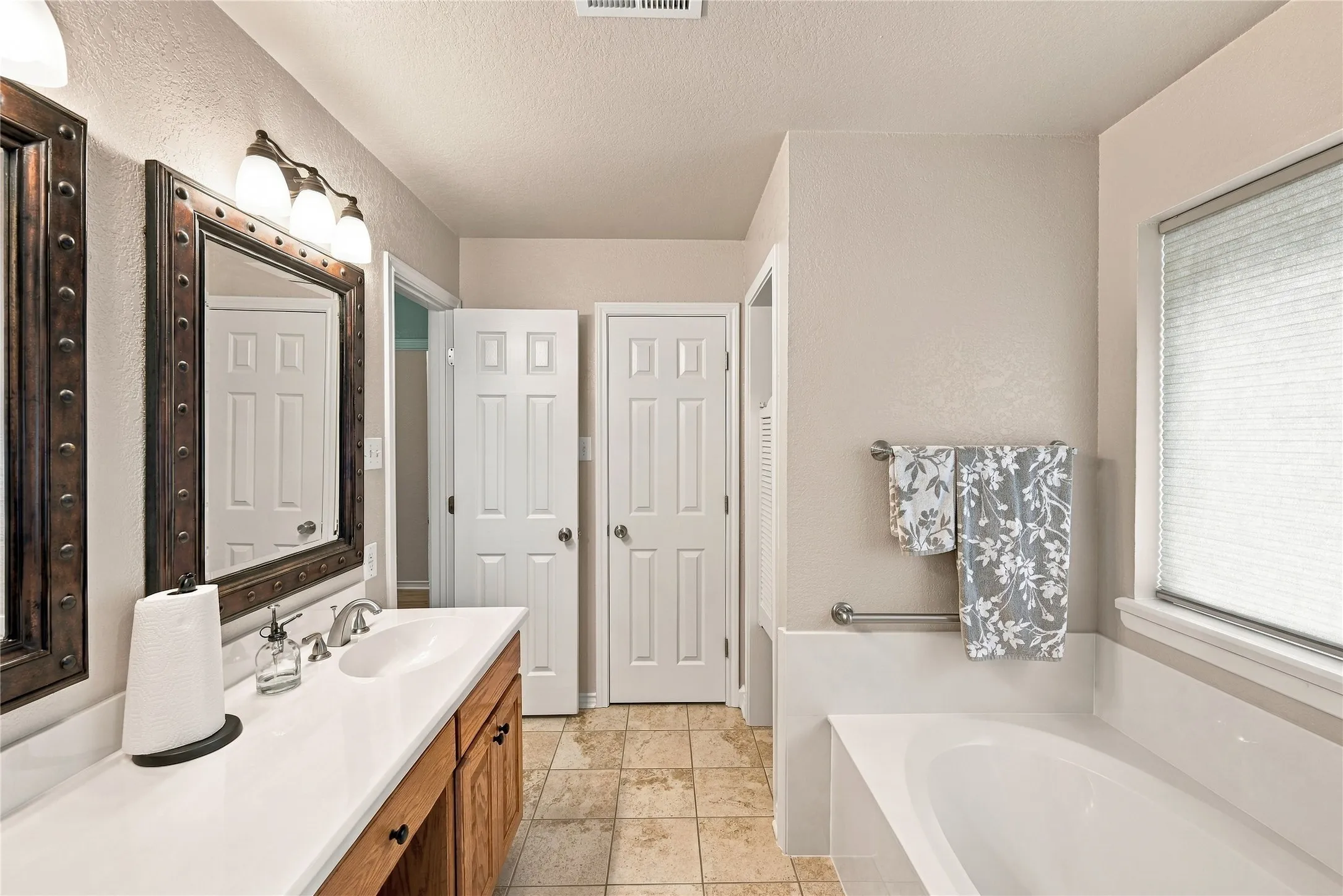 Single Family Residence For Sale in Ellis County , 120 Country Drive, Waxahachie, Texas 75165, 3 Bedroom, 2 Bathroom, 2 Garage spaces, 1,418 Sqft, built in 2002, mls#21399666, Real Estate Agent in Waxahachie, Homes For Sale in Ellis county, Homes For Sale in Waxahachie, Realtor in Waxahachie Texas, Real Estate Brokerage Independent Realty Texas, Luminita Cordes Realtor