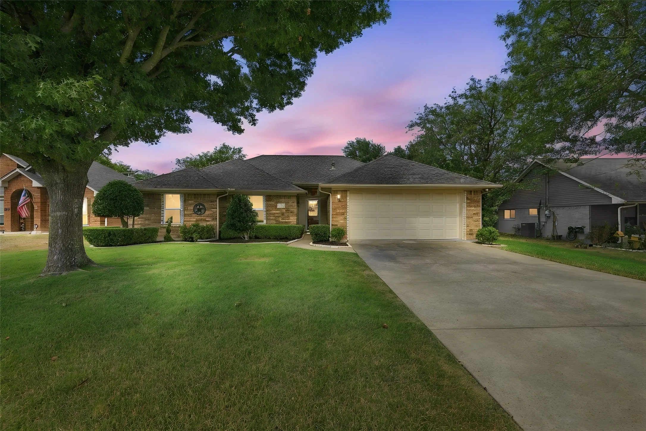 Single Family Residence For Sale in Ellis County , 120 Country Drive, Waxahachie, Texas 75165, 3 Bedroom, 2 Bathroom, 2 Garage spaces, 1,418 Sqft, built in 2002, mls#21399666, Real Estate Agent in Waxahachie, Homes For Sale in Ellis county, Homes For Sale in Waxahachie, Realtor in Waxahachie Texas, Real Estate Brokerage Independent Realty Texas, Luminita Cordes Realtor