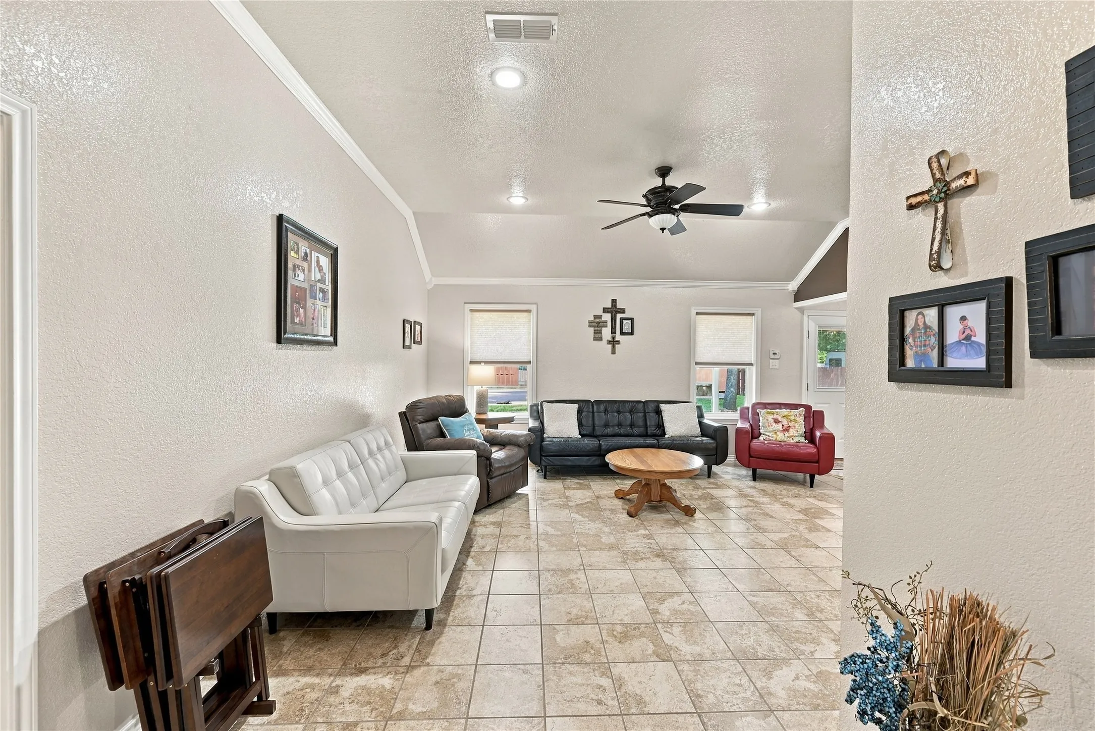 Single Family Residence For Sale in Ellis County , 120 Country Drive, Waxahachie, Texas 75165, 3 Bedroom, 2 Bathroom, 2 Garage spaces, 1,418 Sqft, built in 2002, mls#21399666, Real Estate Agent in Waxahachie, Homes For Sale in Ellis county, Homes For Sale in Waxahachie, Realtor in Waxahachie Texas, Real Estate Brokerage Independent Realty Texas, Luminita Cordes Realtor