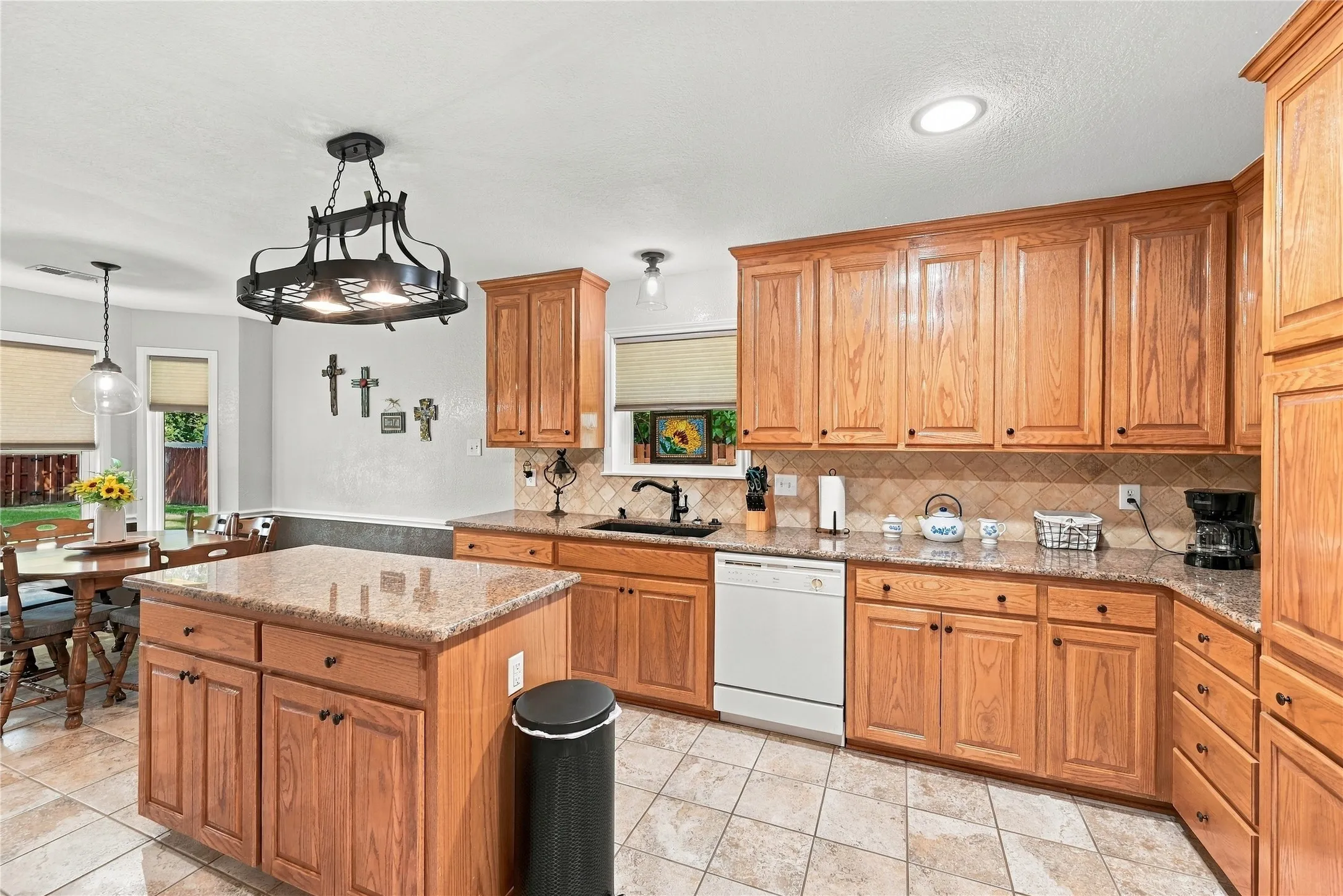 Single Family Residence For Sale in Ellis County , 120 Country Drive, Waxahachie, Texas 75165, 3 Bedroom, 2 Bathroom, 2 Garage spaces, 1,418 Sqft, built in 2002, mls#21399666, Real Estate Agent in Waxahachie, Homes For Sale in Ellis county, Homes For Sale in Waxahachie, Realtor in Waxahachie Texas, Real Estate Brokerage Independent Realty Texas, Luminita Cordes Realtor