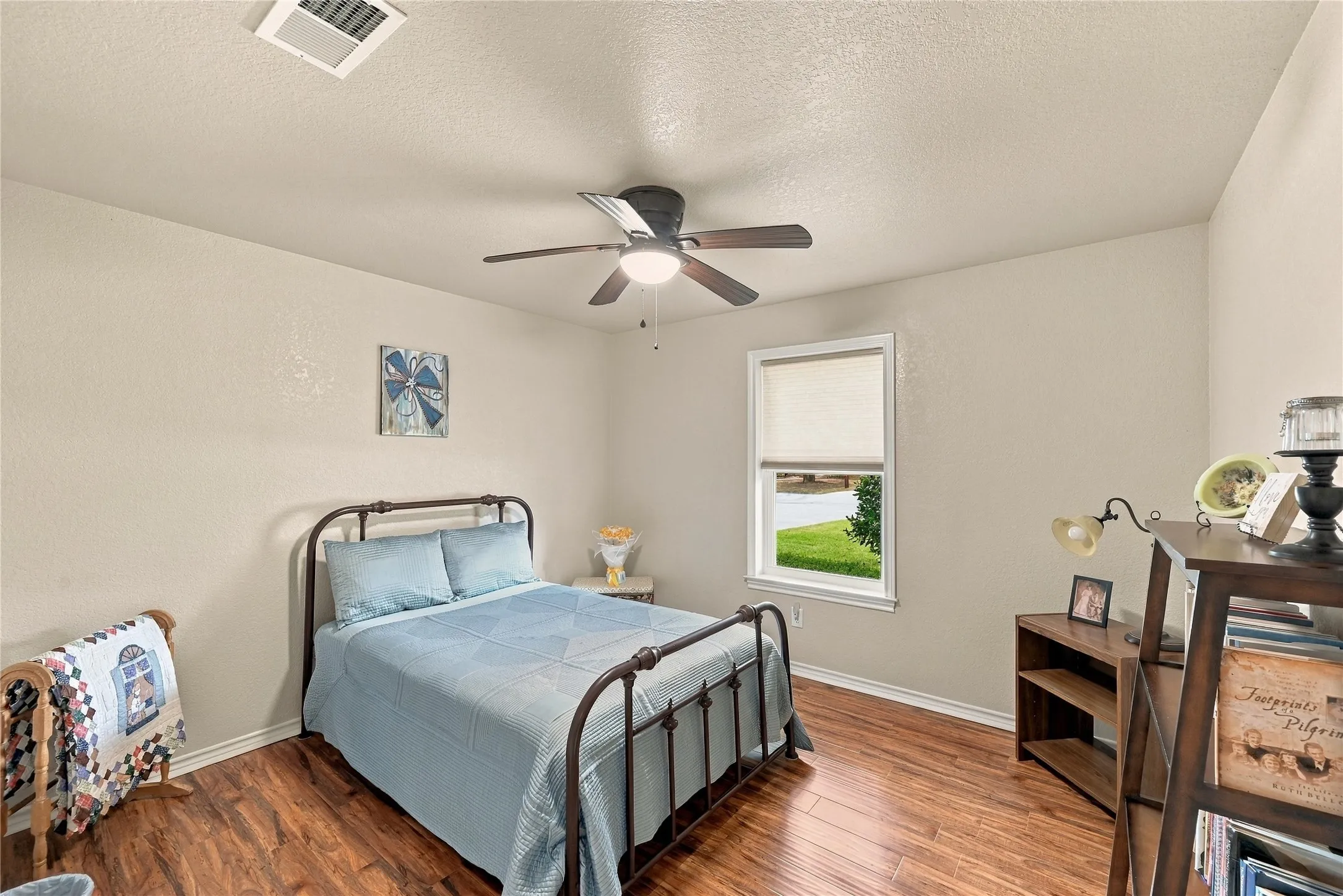 Single Family Residence For Sale in Ellis County , 120 Country Drive, Waxahachie, Texas 75165, 3 Bedroom, 2 Bathroom, 2 Garage spaces, 1,418 Sqft, built in 2002, mls#21399666, Real Estate Agent in Waxahachie, Homes For Sale in Ellis county, Homes For Sale in Waxahachie, Realtor in Waxahachie Texas, Real Estate Brokerage Independent Realty Texas, Luminita Cordes Realtor