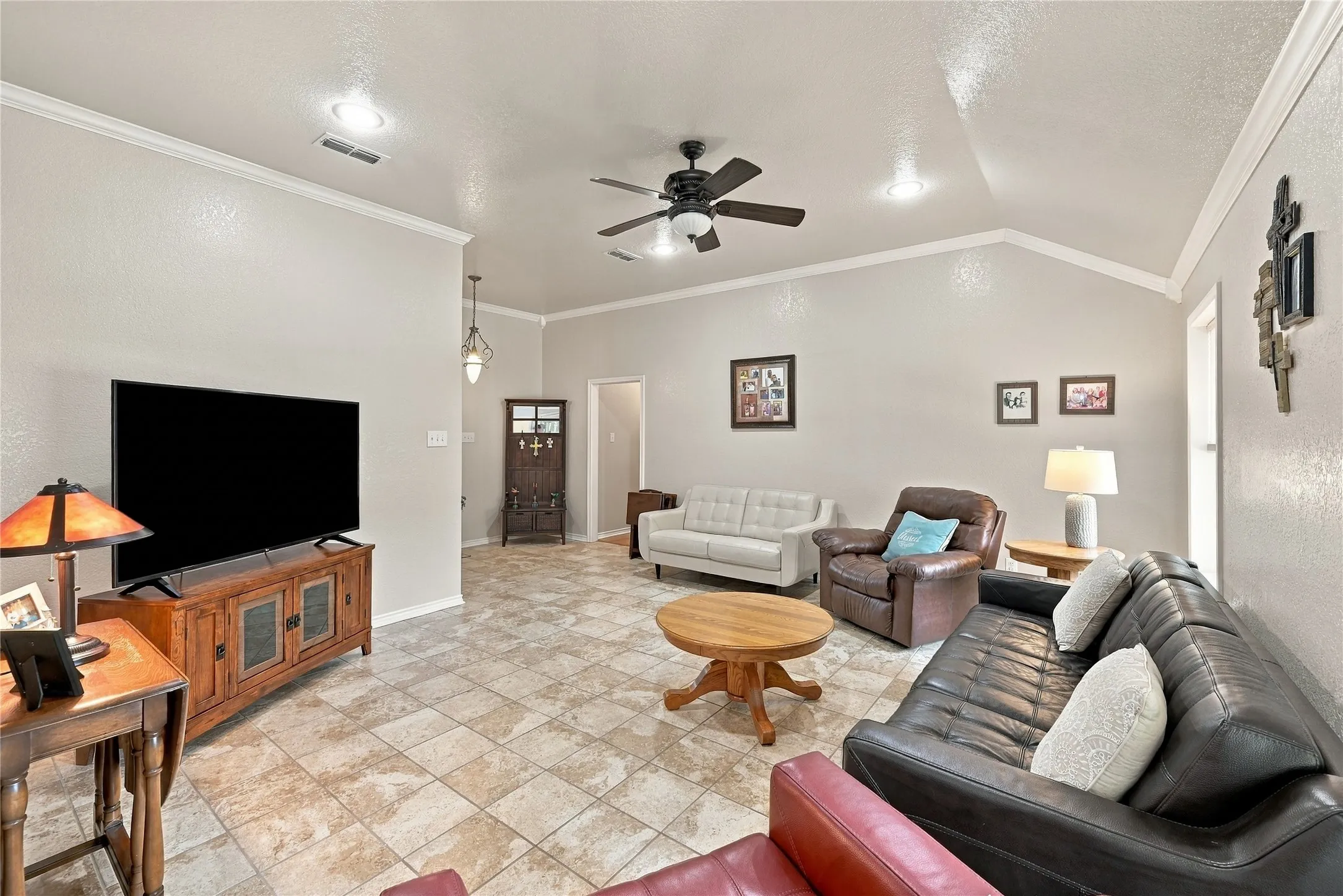 Single Family Residence For Sale in Ellis County , 120 Country Drive, Waxahachie, Texas 75165, 3 Bedroom, 2 Bathroom, 2 Garage spaces, 1,418 Sqft, built in 2002, mls#21399666, Real Estate Agent in Waxahachie, Homes For Sale in Ellis county, Homes For Sale in Waxahachie, Realtor in Waxahachie Texas, Real Estate Brokerage Independent Realty Texas, Luminita Cordes Realtor