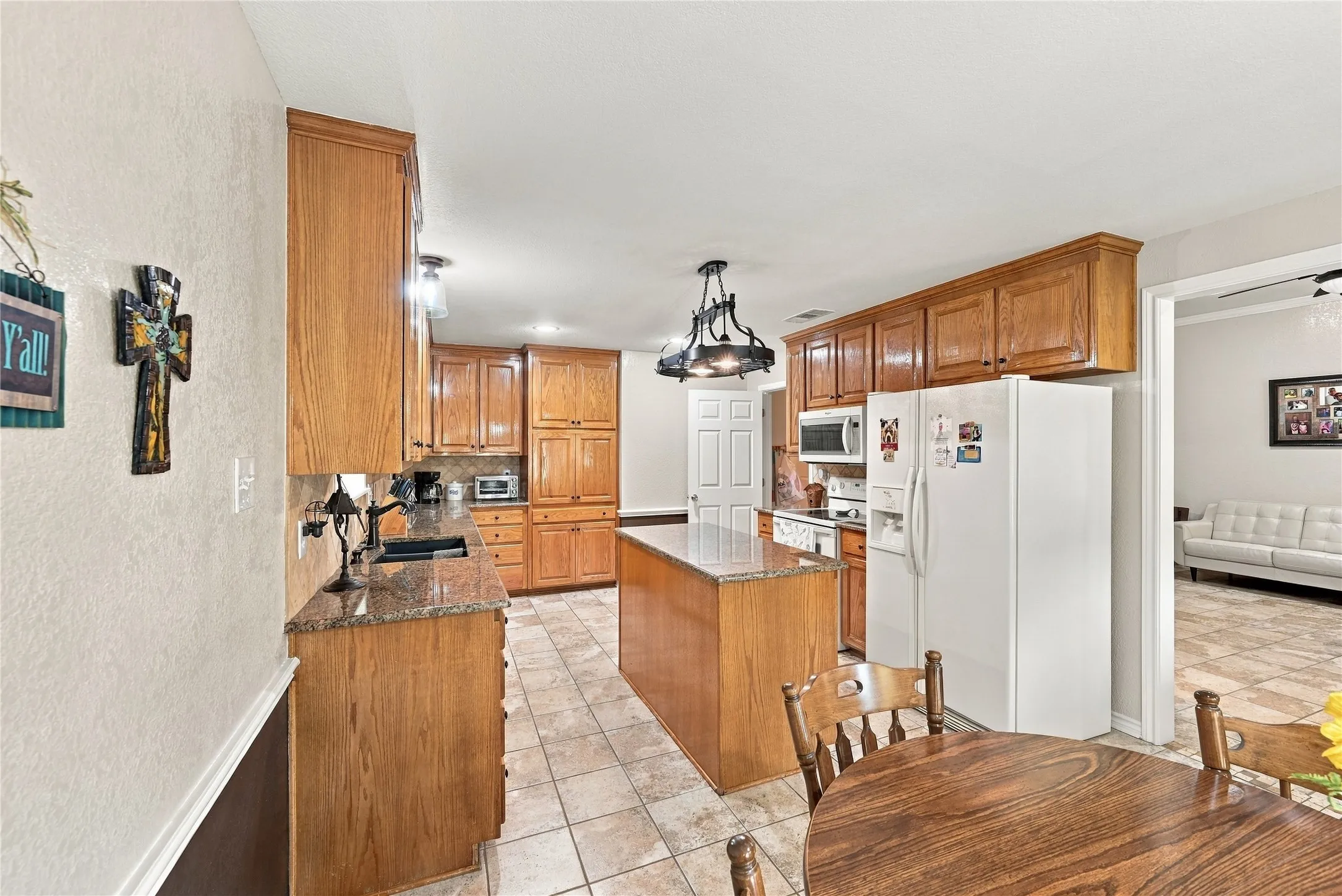 Single Family Residence For Sale in Ellis County , 120 Country Drive, Waxahachie, Texas 75165, 3 Bedroom, 2 Bathroom, 2 Garage spaces, 1,418 Sqft, built in 2002, mls#21399666, Real Estate Agent in Waxahachie, Homes For Sale in Ellis county, Homes For Sale in Waxahachie, Realtor in Waxahachie Texas, Real Estate Brokerage Independent Realty Texas, Luminita Cordes Realtor