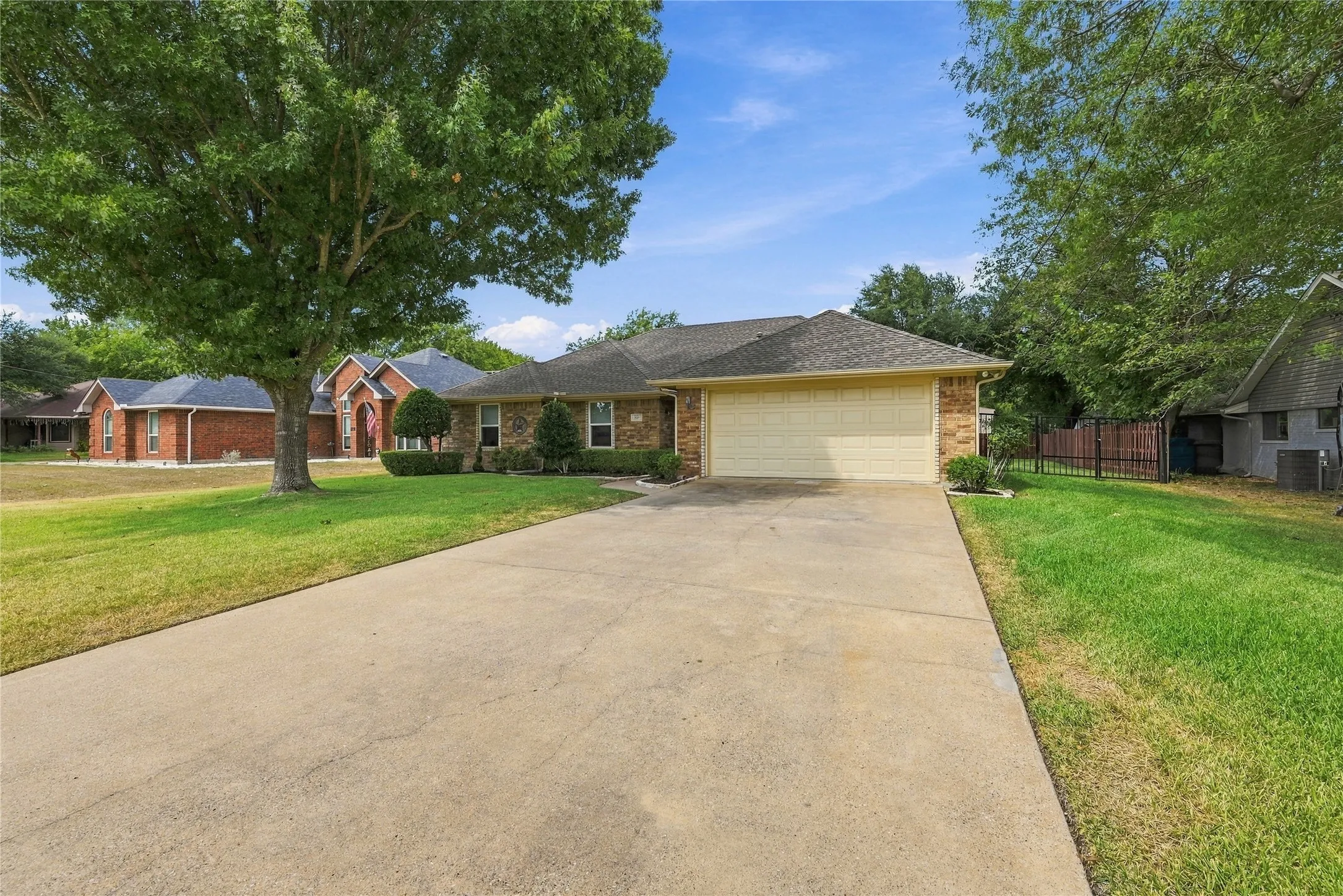 Single Family Residence For Sale in Ellis County , 120 Country Drive, Waxahachie, Texas 75165, 3 Bedroom, 2 Bathroom, 2 Garage spaces, 1,418 Sqft, built in 2002, mls#21399666, Real Estate Agent in Waxahachie, Homes For Sale in Ellis county, Homes For Sale in Waxahachie, Realtor in Waxahachie Texas, Real Estate Brokerage Independent Realty Texas, Luminita Cordes Realtor