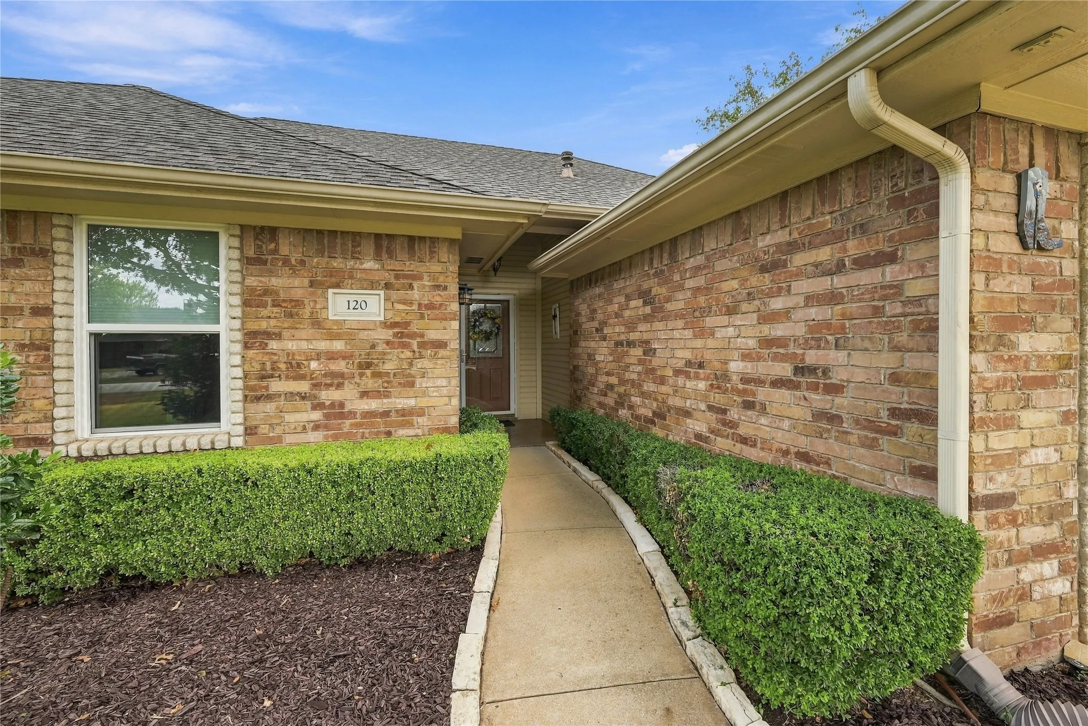 Single Family Residence For Sale in Ellis County , 120 Country Drive, Waxahachie, Texas 75165, 3 Bedroom, 2 Bathroom, 2 Garage spaces, 1,418 Sqft, built in 2002, mls#21399666, Real Estate Agent in Waxahachie, Homes For Sale in Ellis county, Homes For Sale in Waxahachie, Realtor in Waxahachie Texas, Real Estate Brokerage Independent Realty Texas, Luminita Cordes Realtor