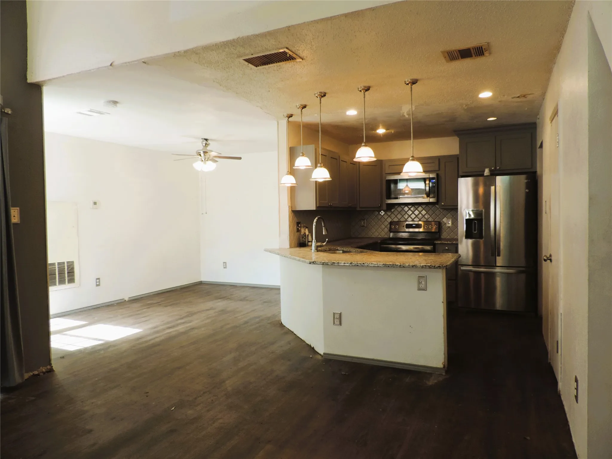 Single Family Residence For Sale in Tarrant County , 6825 W Driffield Court, North Richland Hills, Texas 76182, 3 Bedroom, 2 Bathroom, 2 Garage spaces, 1,442 Sqft, built in 1987, mls#21399376, Real Estate Agent in North Richland Hills, Homes For Sale in Tarrant county, Homes For Sale in North Richland Hills, Realtor in North Richland Hills Texas, Real Estate Brokerage Independent Realty Texas, Luminita Cordes Realtor
