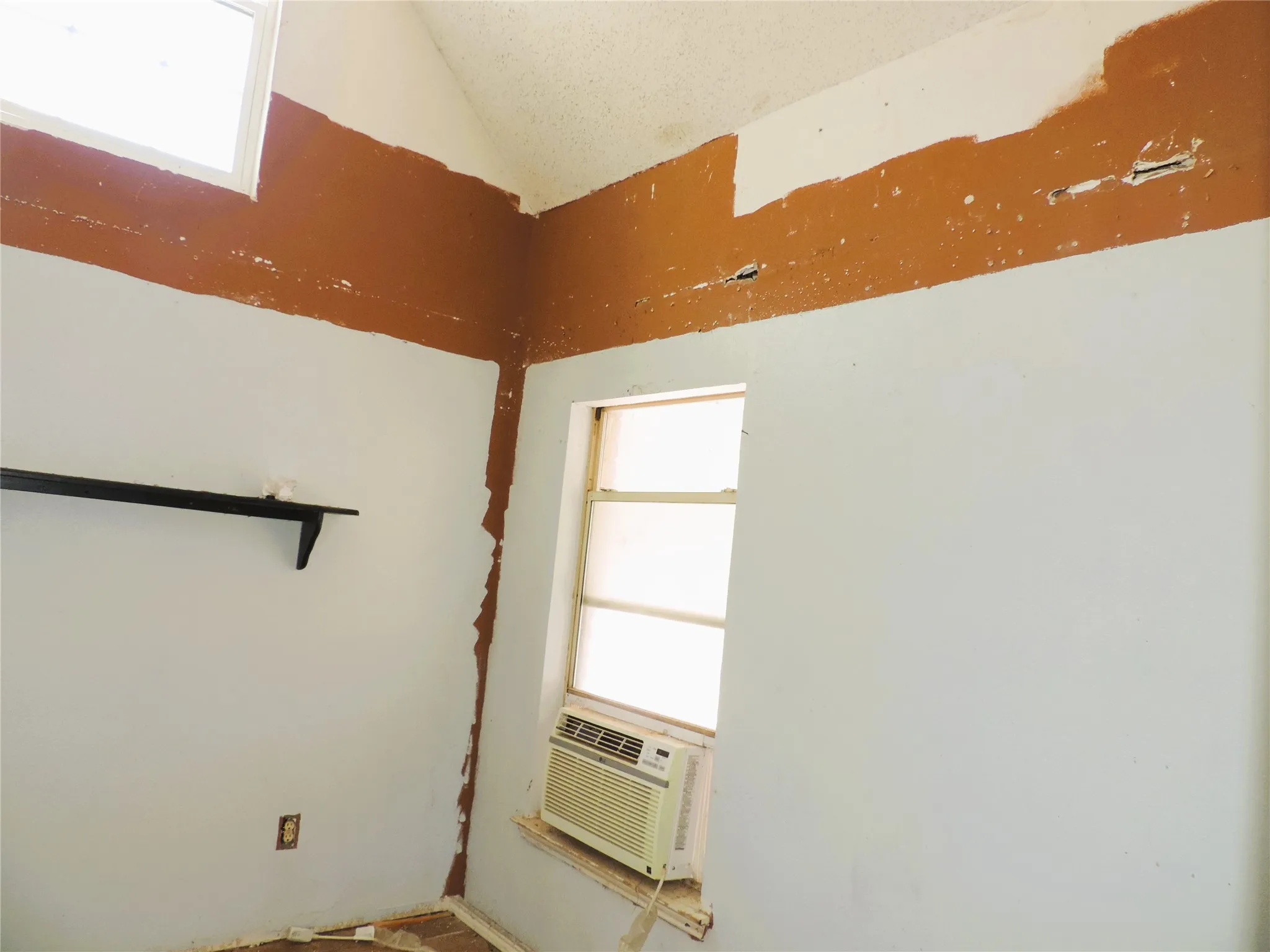 Single Family Residence For Sale in Tarrant County , 6825 W Driffield Court, North Richland Hills, Texas 76182, 3 Bedroom, 2 Bathroom, 2 Garage spaces, 1,442 Sqft, built in 1987, mls#21399376, Real Estate Agent in North Richland Hills, Homes For Sale in Tarrant county, Homes For Sale in North Richland Hills, Realtor in North Richland Hills Texas, Real Estate Brokerage Independent Realty Texas, Luminita Cordes Realtor