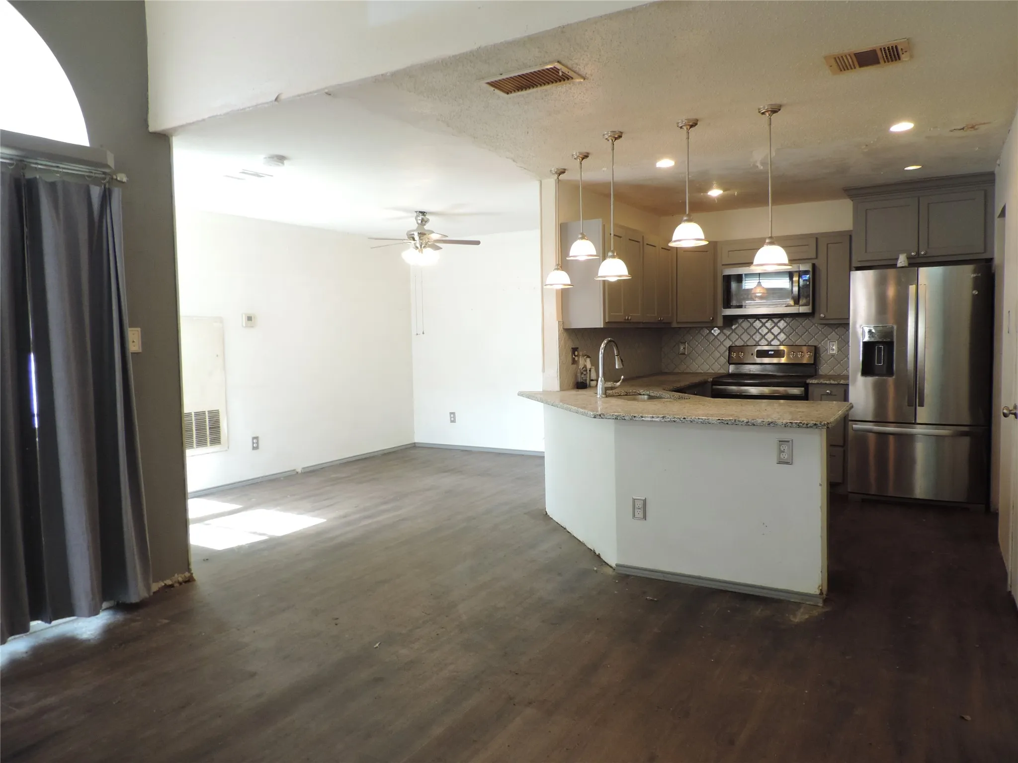 Single Family Residence For Sale in Tarrant County , 6825 W Driffield Court, North Richland Hills, Texas 76182, 3 Bedroom, 2 Bathroom, 2 Garage spaces, 1,442 Sqft, built in 1987, mls#21399376, Real Estate Agent in North Richland Hills, Homes For Sale in Tarrant county, Homes For Sale in North Richland Hills, Realtor in North Richland Hills Texas, Real Estate Brokerage Independent Realty Texas, Luminita Cordes Realtor