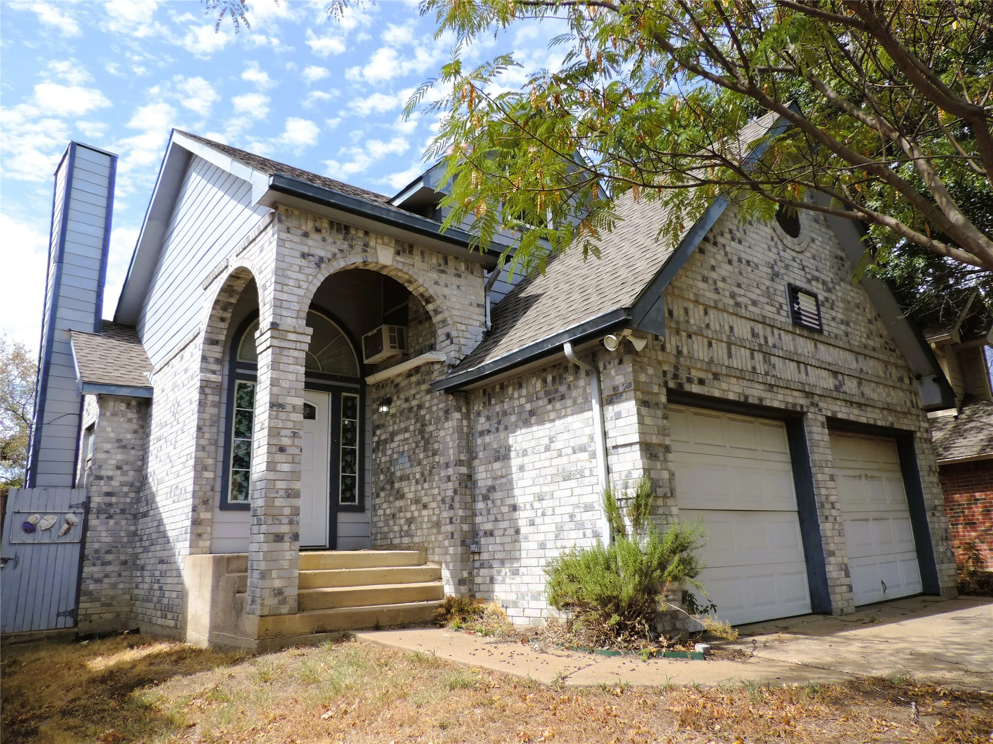 Single Family Residence For Sale in Tarrant County , 6825 W Driffield Court, North Richland Hills, Texas 76182, 3 Bedroom, 2 Bathroom, 2 Garage spaces, 1,442 Sqft, built in 1987, mls#21399376, Real Estate Agent in North Richland Hills, Homes For Sale in Tarrant county, Homes For Sale in North Richland Hills, Realtor in North Richland Hills Texas, Real Estate Brokerage Independent Realty Texas, Luminita Cordes Realtor